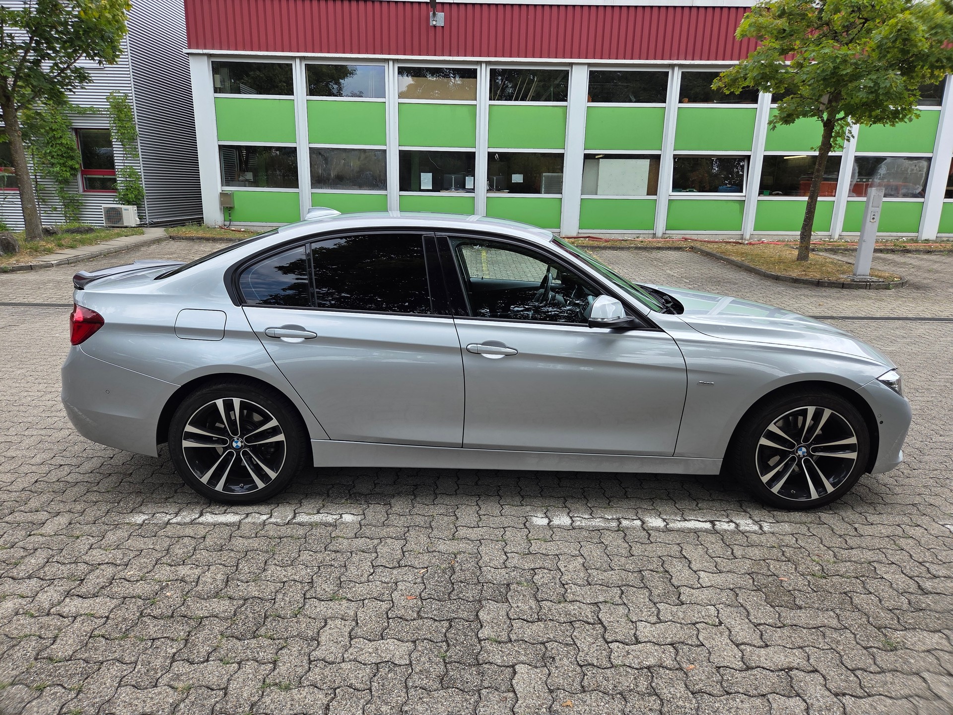 BMW 320d xDrive-image-3