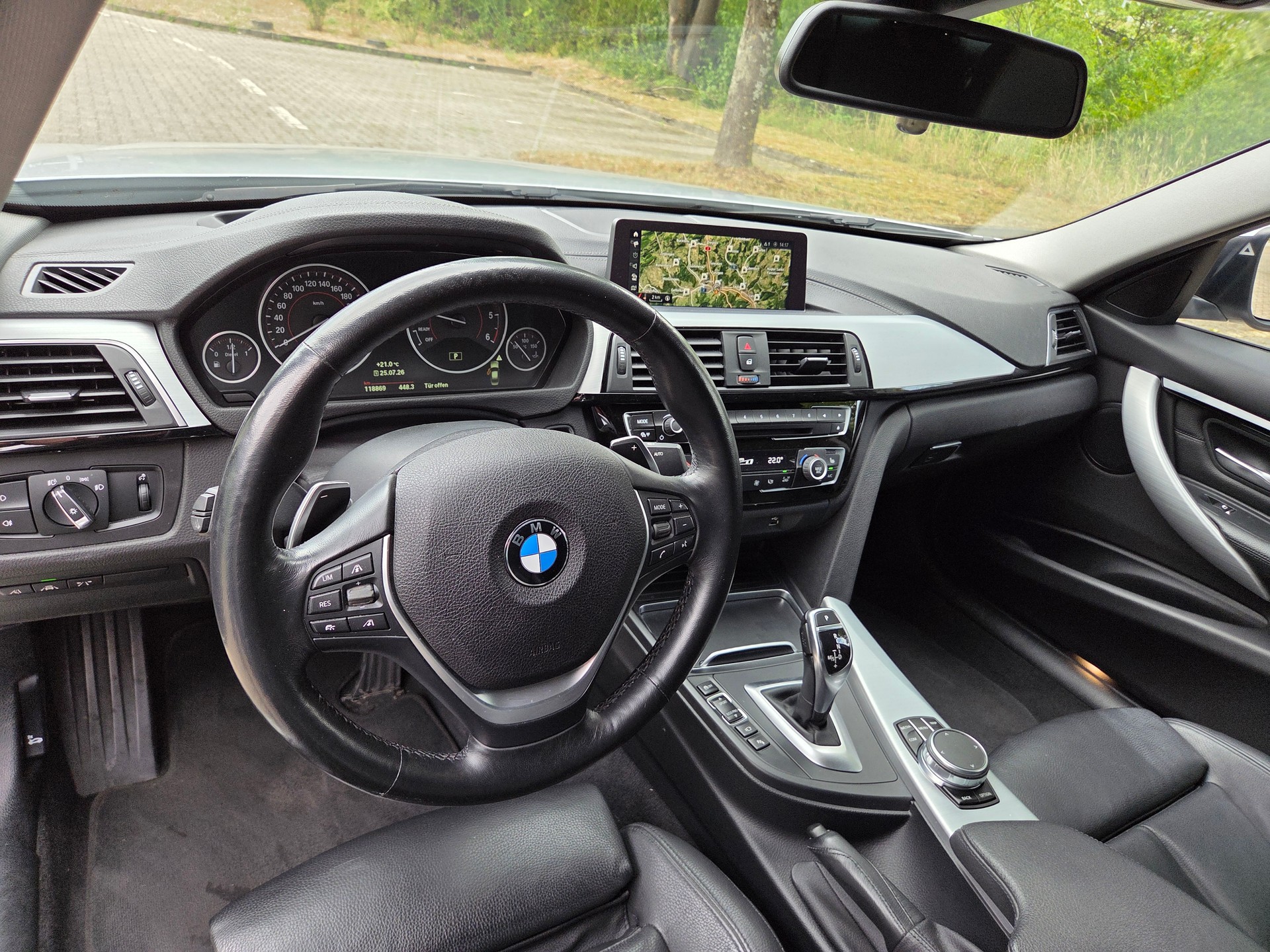 BMW 320d xDrive-image-5