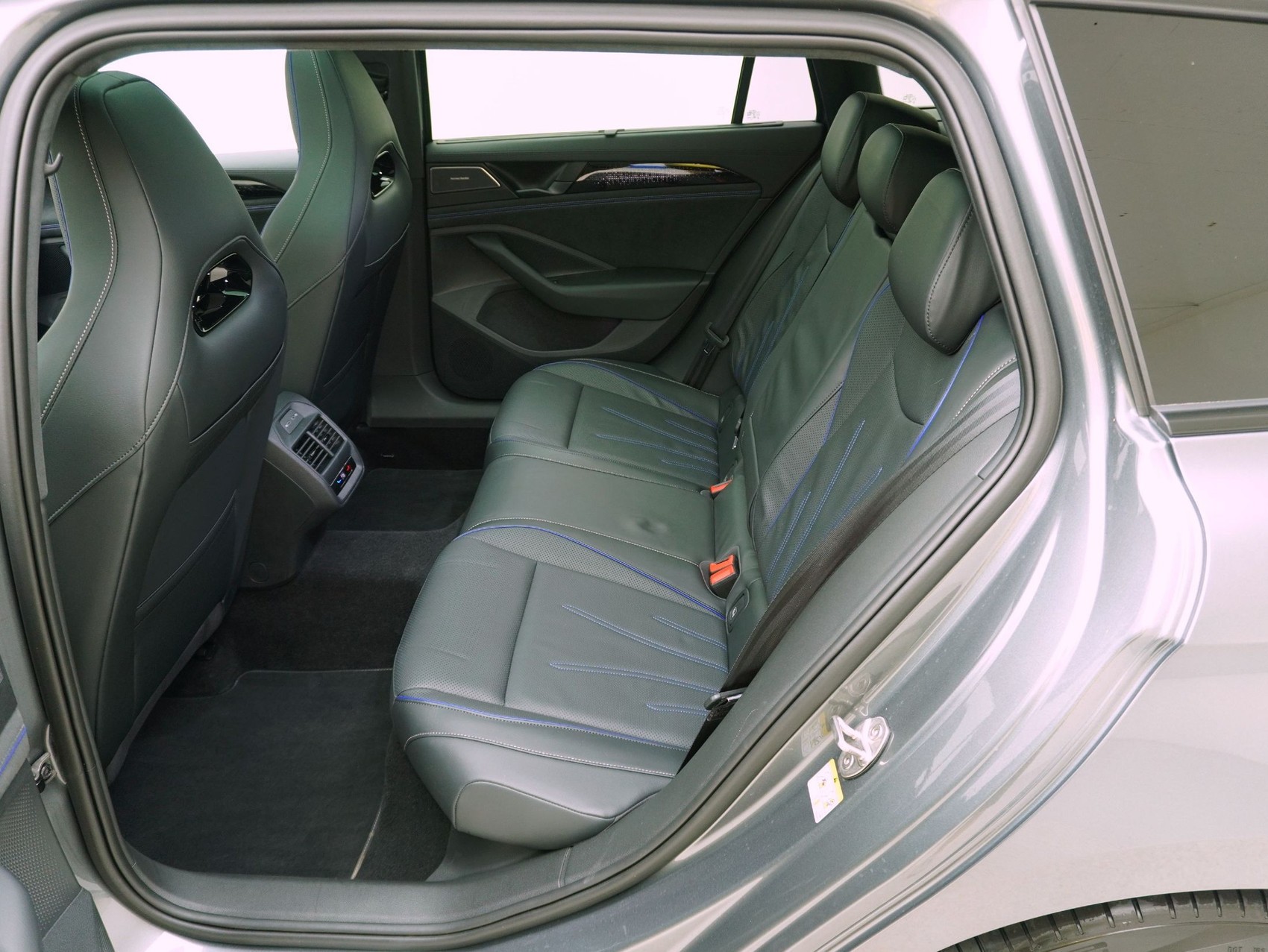 VW Passat Variant 2.0 TSI DSG R-Line 4Motion **VW Werksgarantie bis 10/2030**-image-11