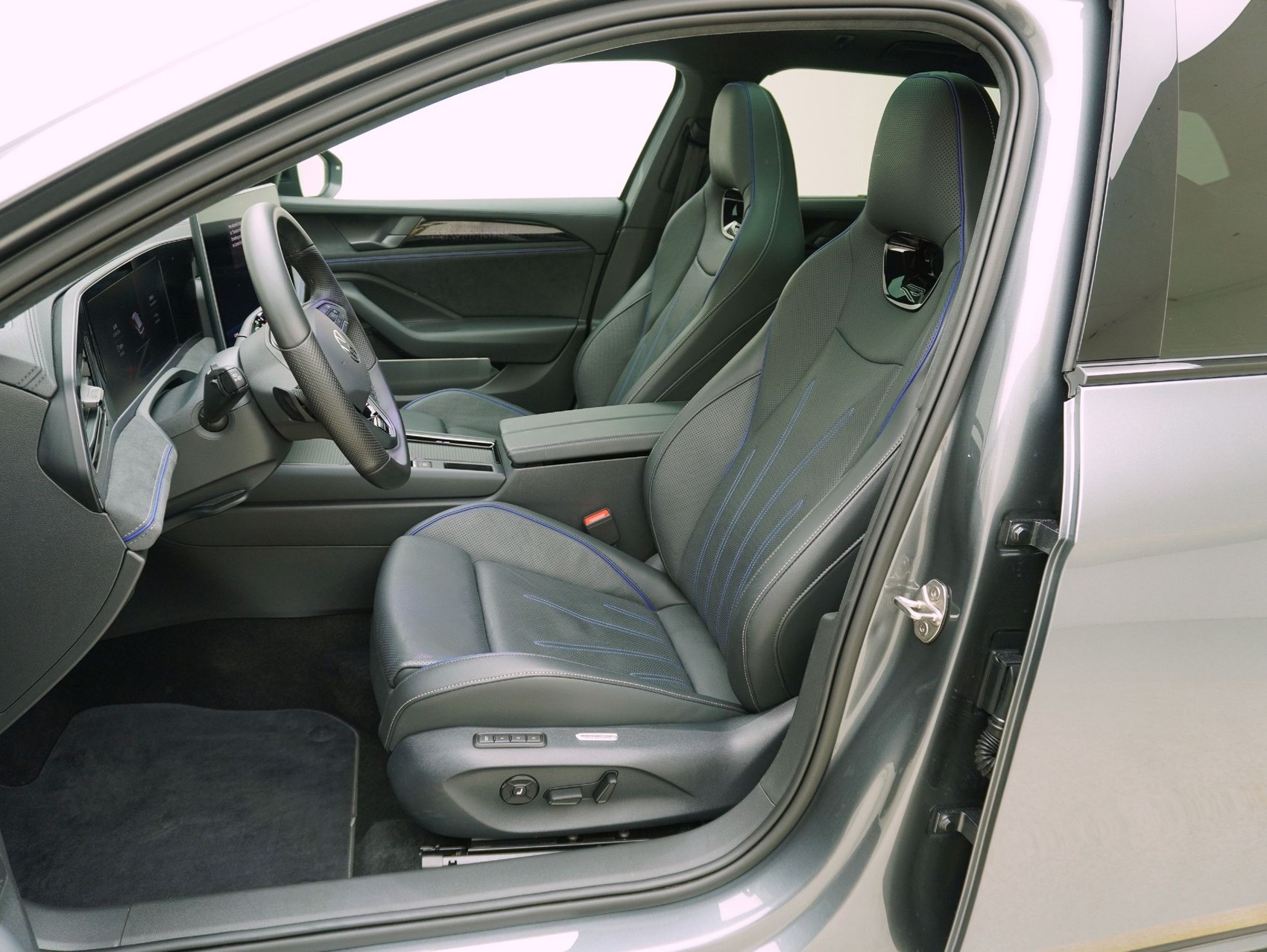 VW Passat Variant 2.0 TSI DSG R-Line 4Motion **VW Werksgarantie bis 10/2030**-image-9