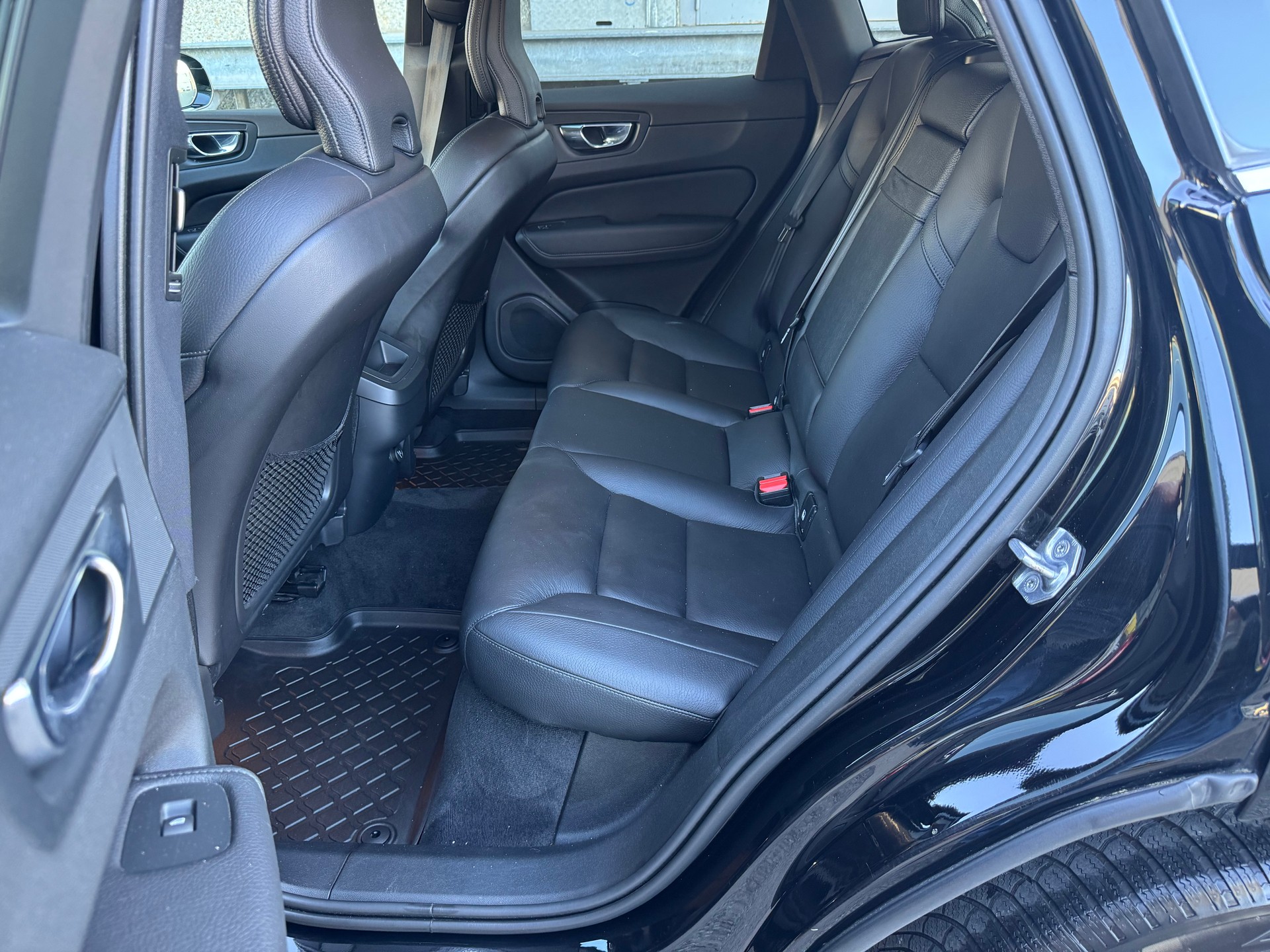 VOLVO XC60 B4 Diesel Mild Hybrid AWD R-Design Geartronic-image-5