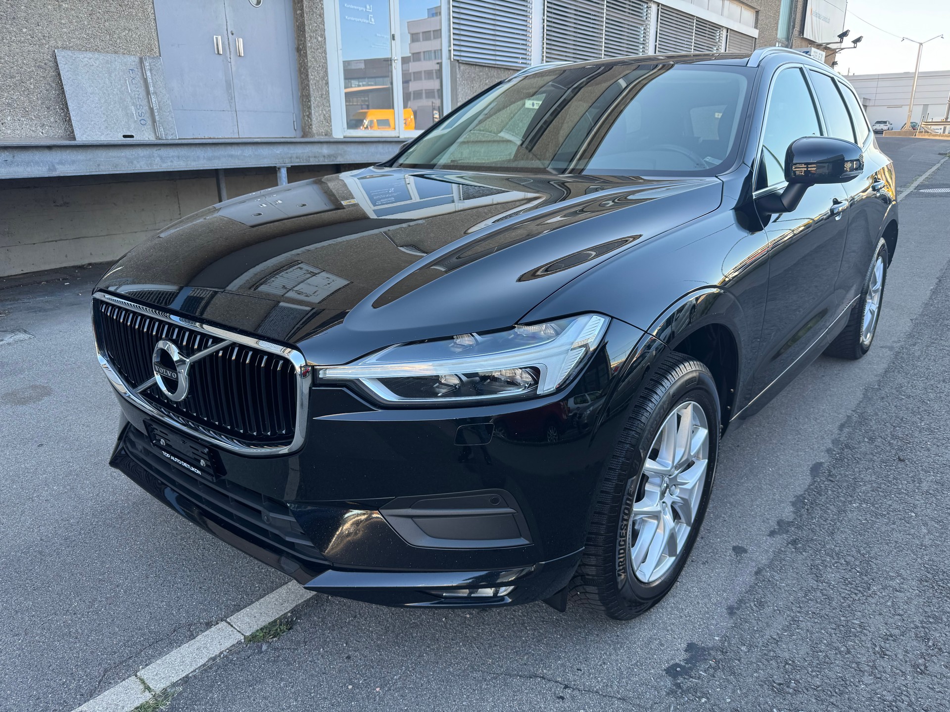 VOLVO XC60 B4 Diesel Mild Hybrid AWD R-Design Geartronic-image-0