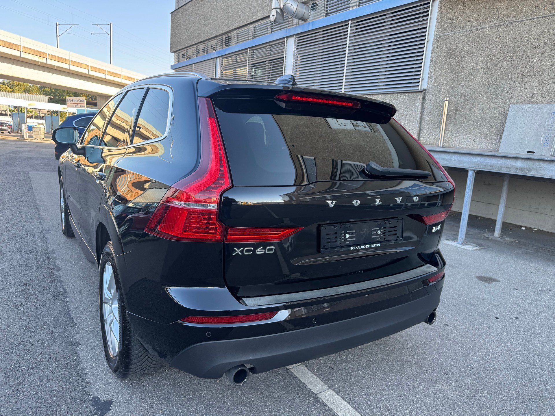 VOLVO XC60 B4 Diesel Mild Hybrid AWD R-Design Geartronic-image-3