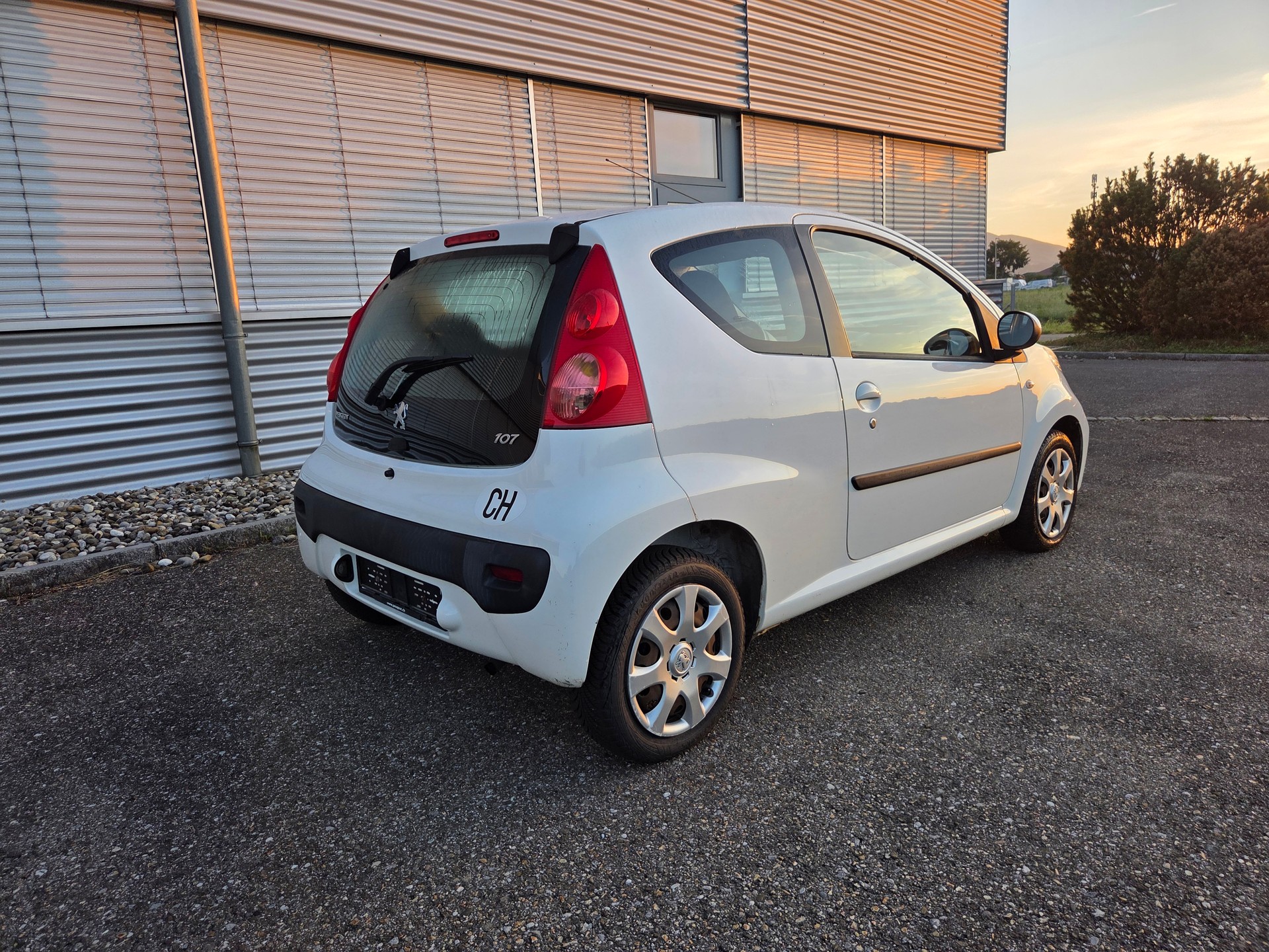 PEUGEOT 107 1.0 Urban-image-5