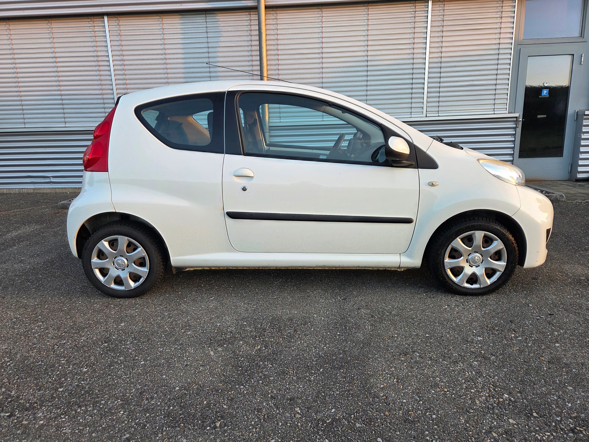 PEUGEOT 107 1.0 Urban-image-6