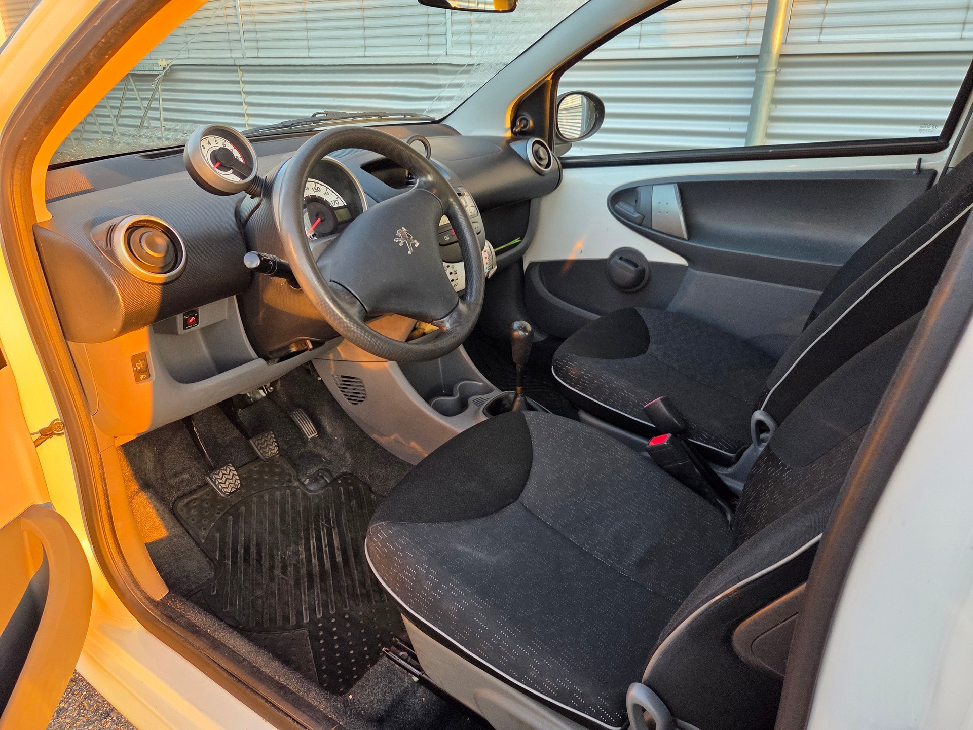 PEUGEOT 107 1.0 Urban-image-7