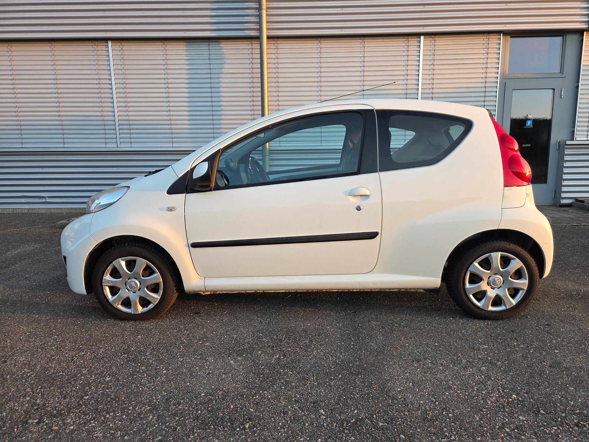 PEUGEOT 107 1.0 Urban-image-3