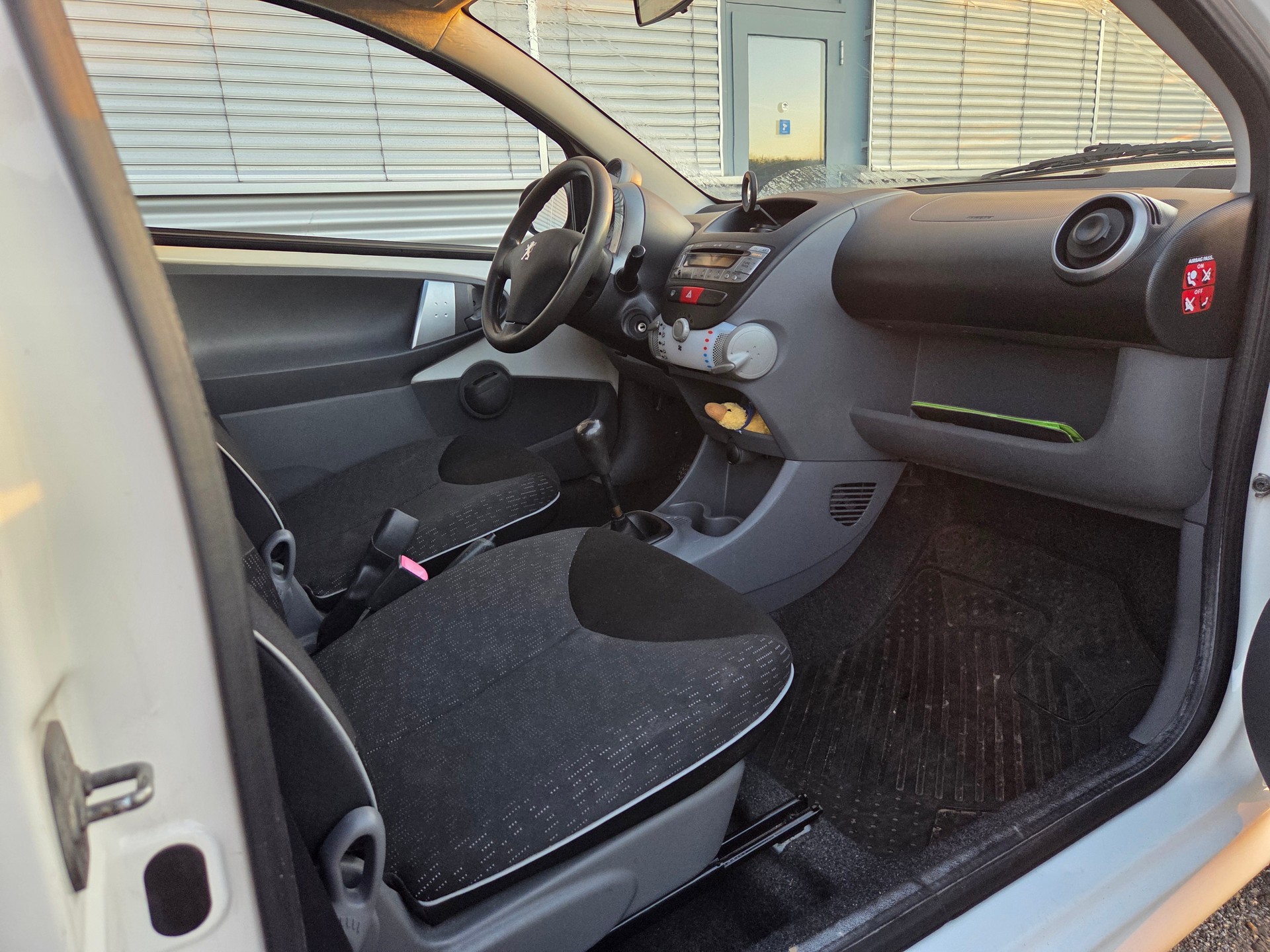 PEUGEOT 107 1.0 Urban-image-8