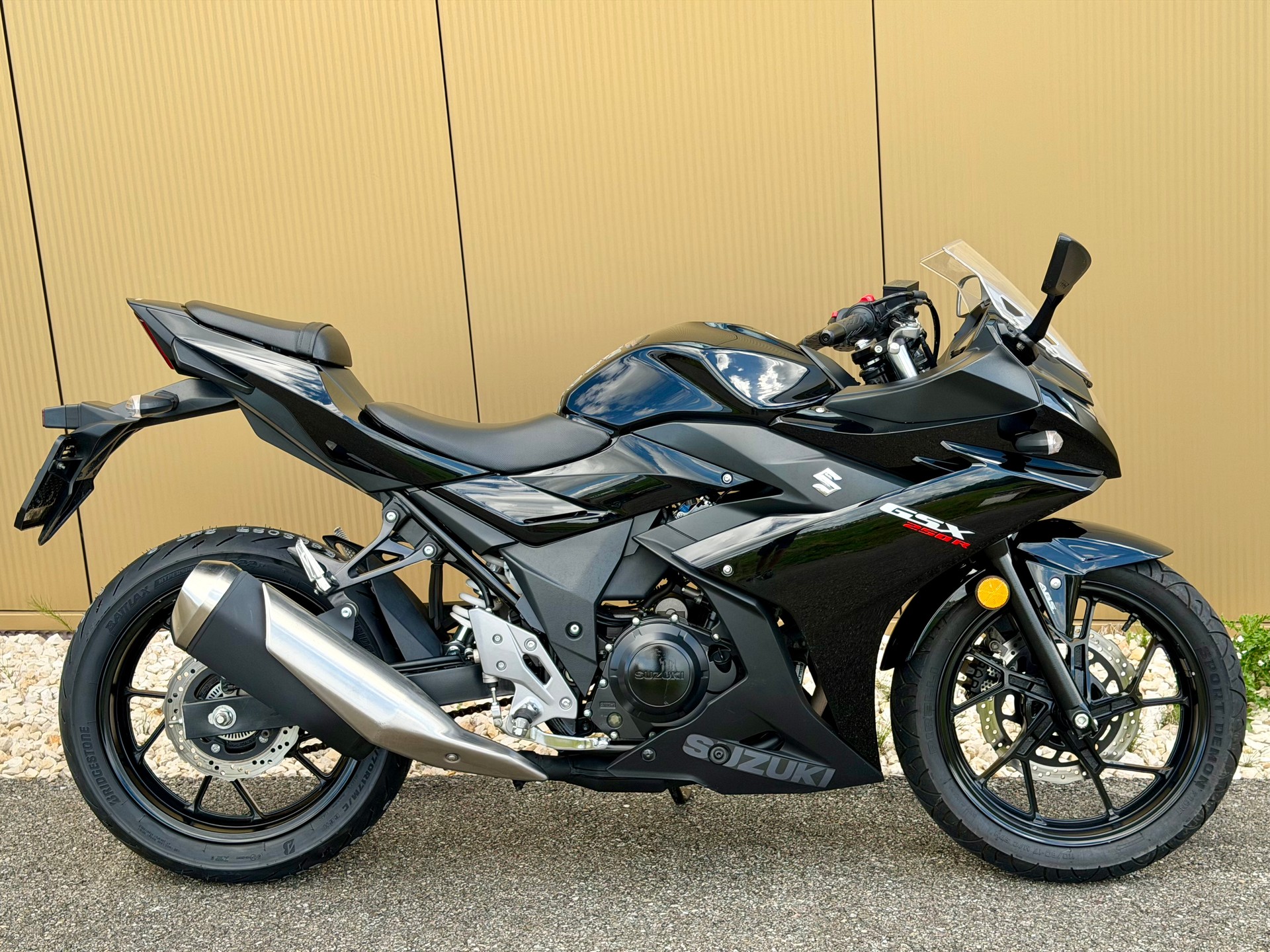 SUZUKI GSX-R 250 L7-showroom-element-3