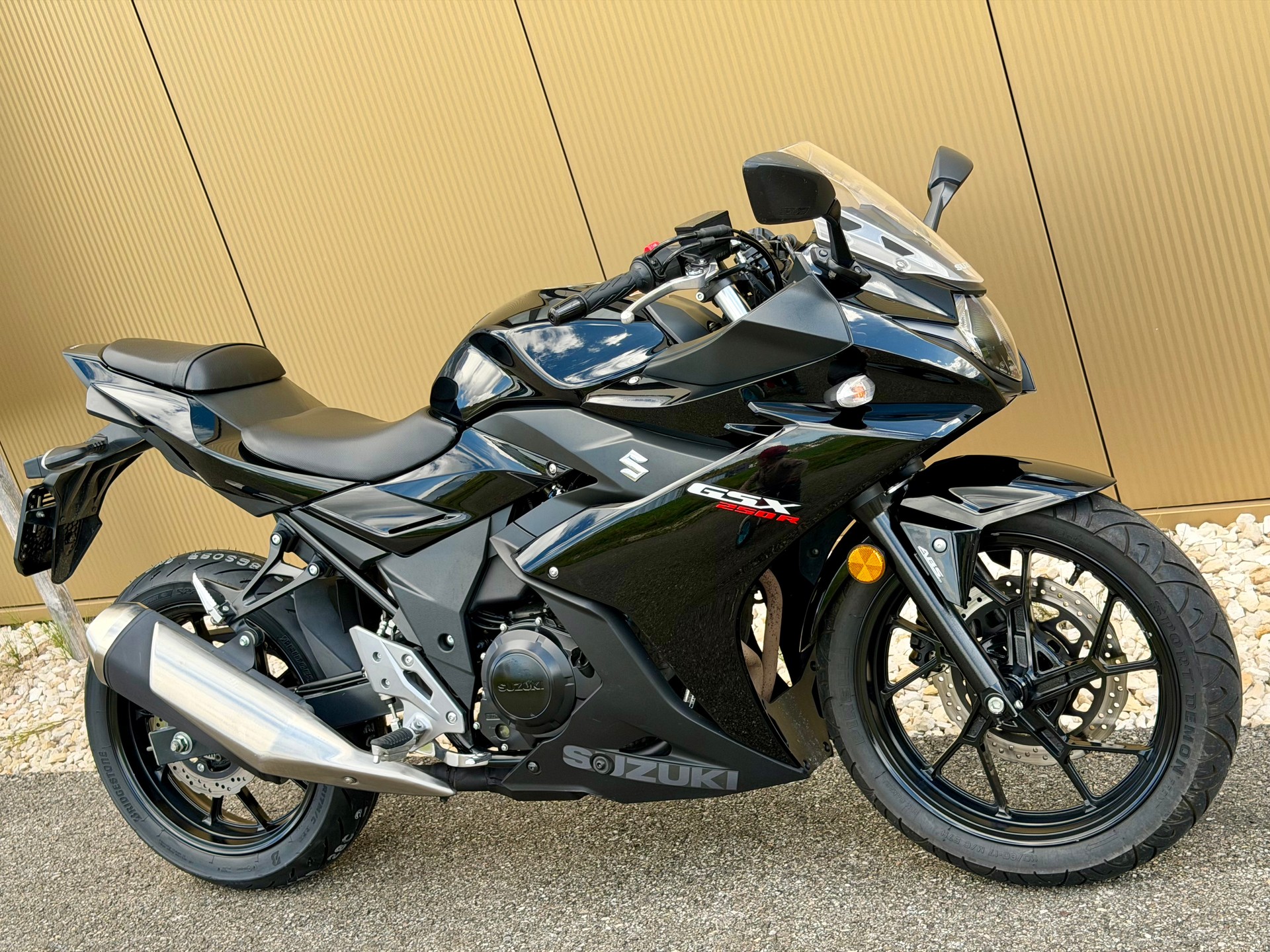 SUZUKI GSX-R 250 L7-showroom-element-2