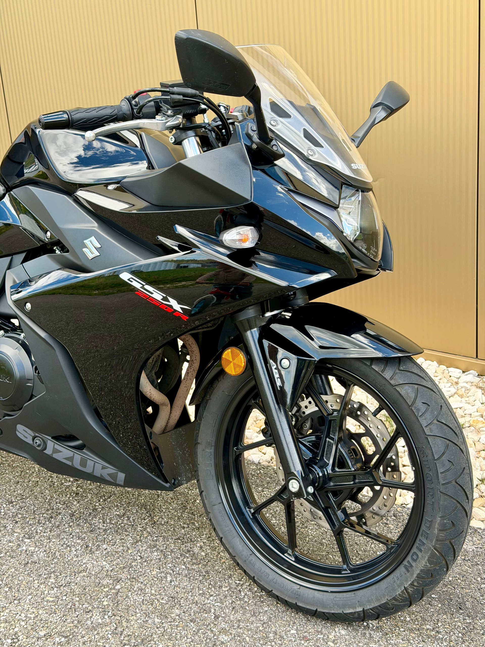 SUZUKI GSX-R 250 L7-showroom-element-1
