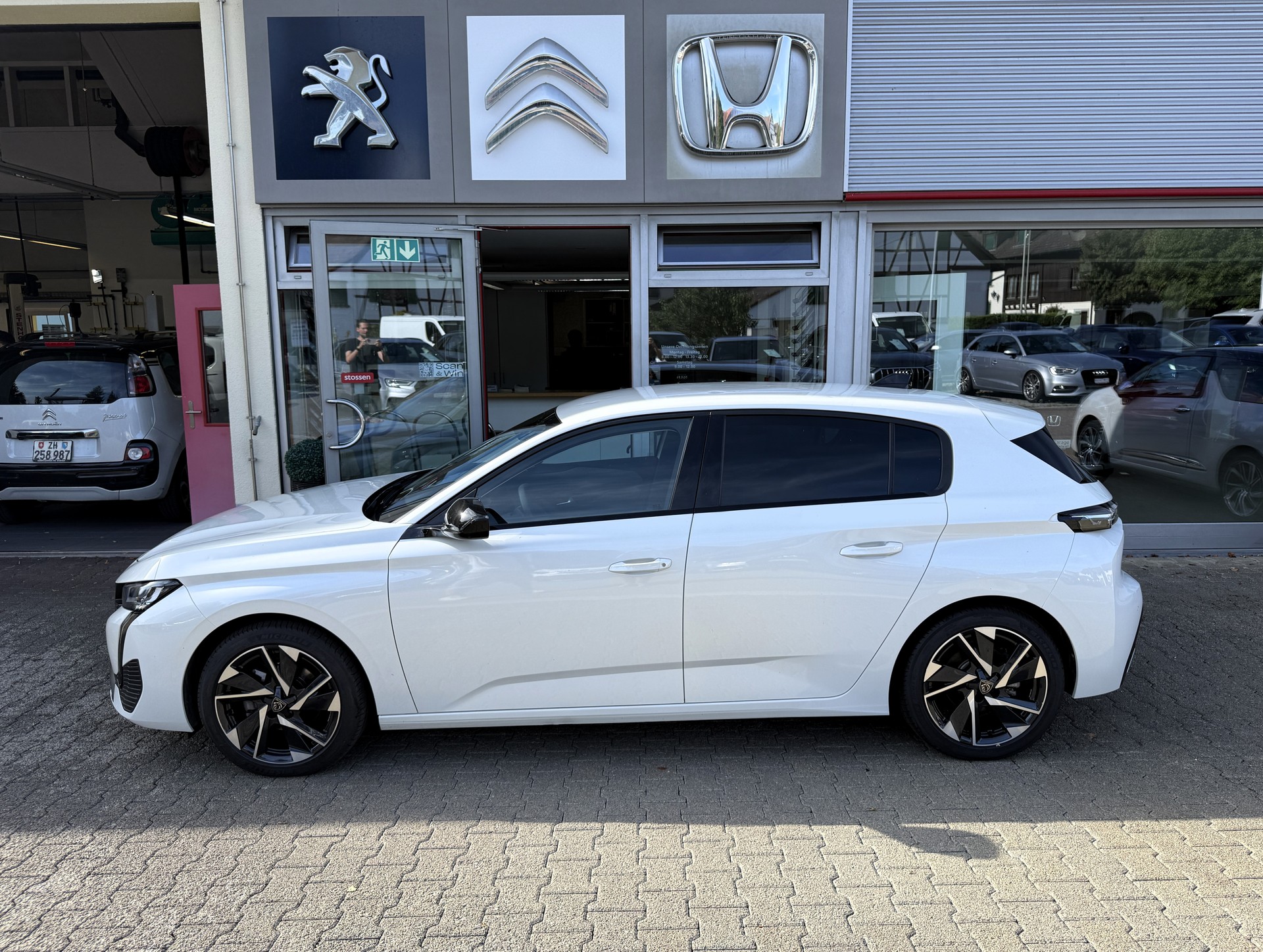PEUGEOT 308 1.2 Pure Tech Allure Pack EAT8-image-3