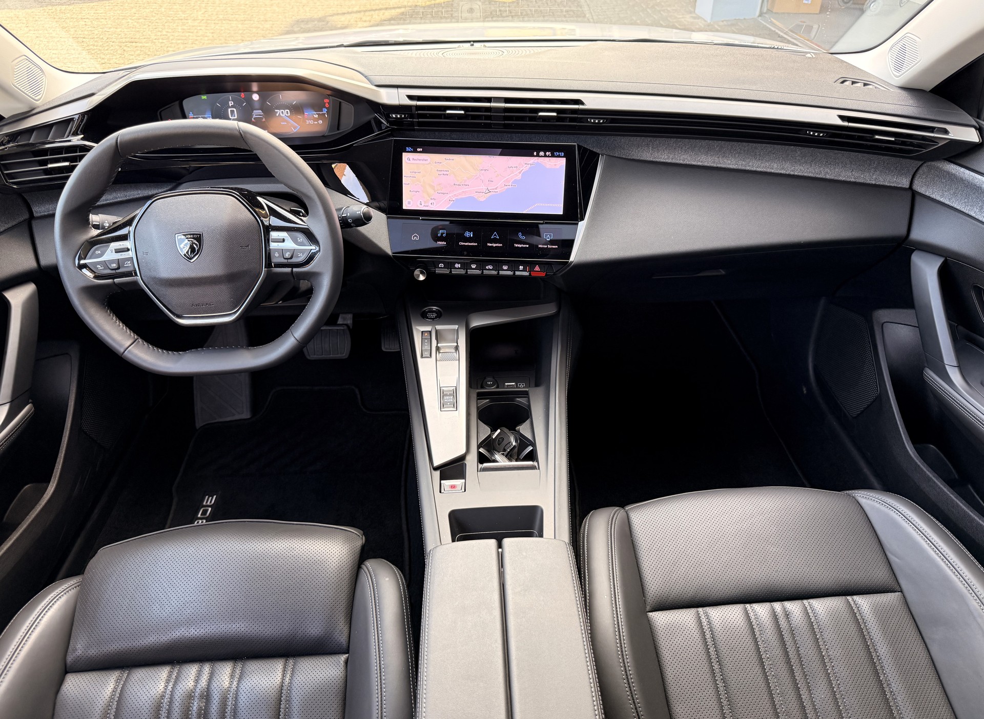 PEUGEOT 308 1.2 Pure Tech Allure Pack EAT8-image-11