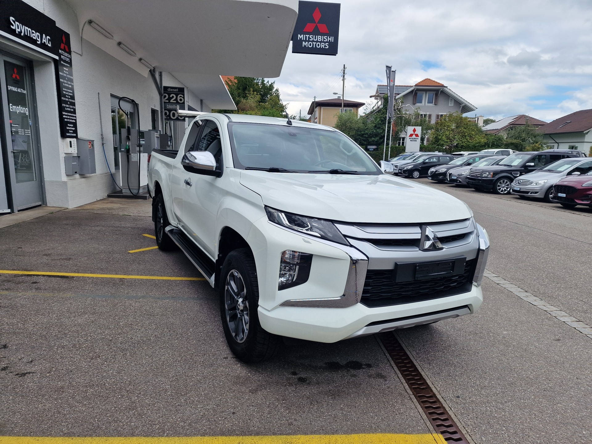 MITSUBISHI L 200 2.2 Style Club Cab-showroom-element-1
