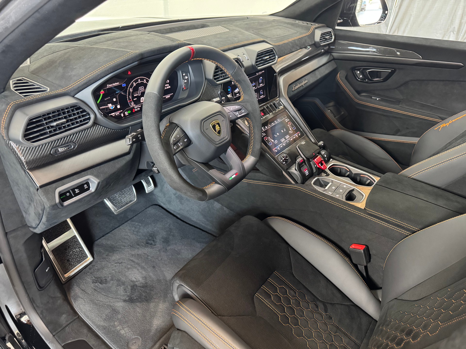 LAMBORGHINI Urus Performante | CH-Fahrzeug | Allblack-image-13