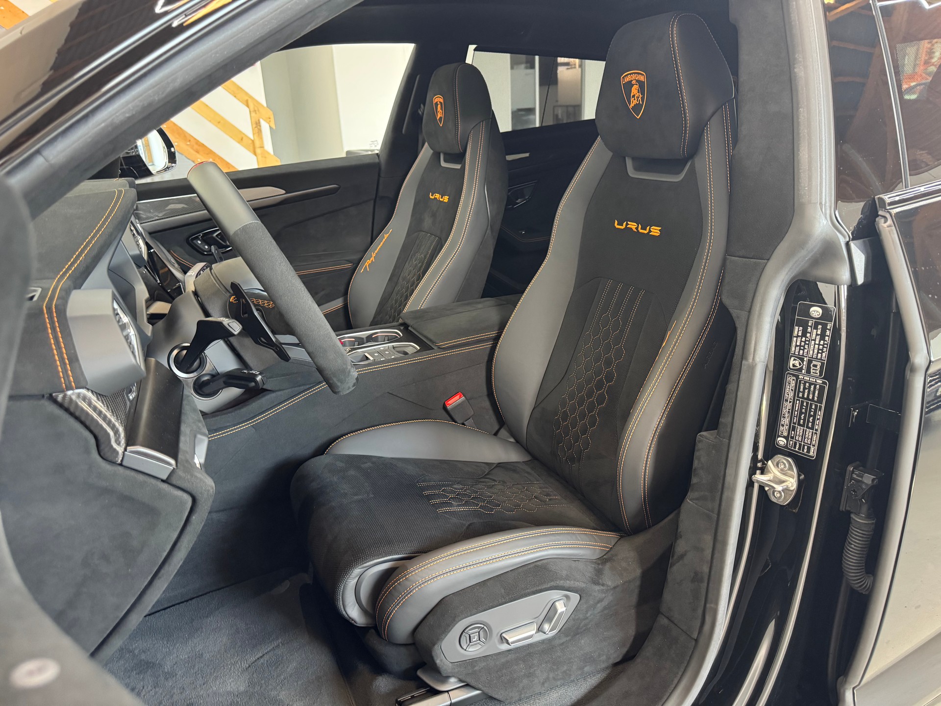 LAMBORGHINI Urus Performante | CH-Fahrzeug | Allblack-image-12