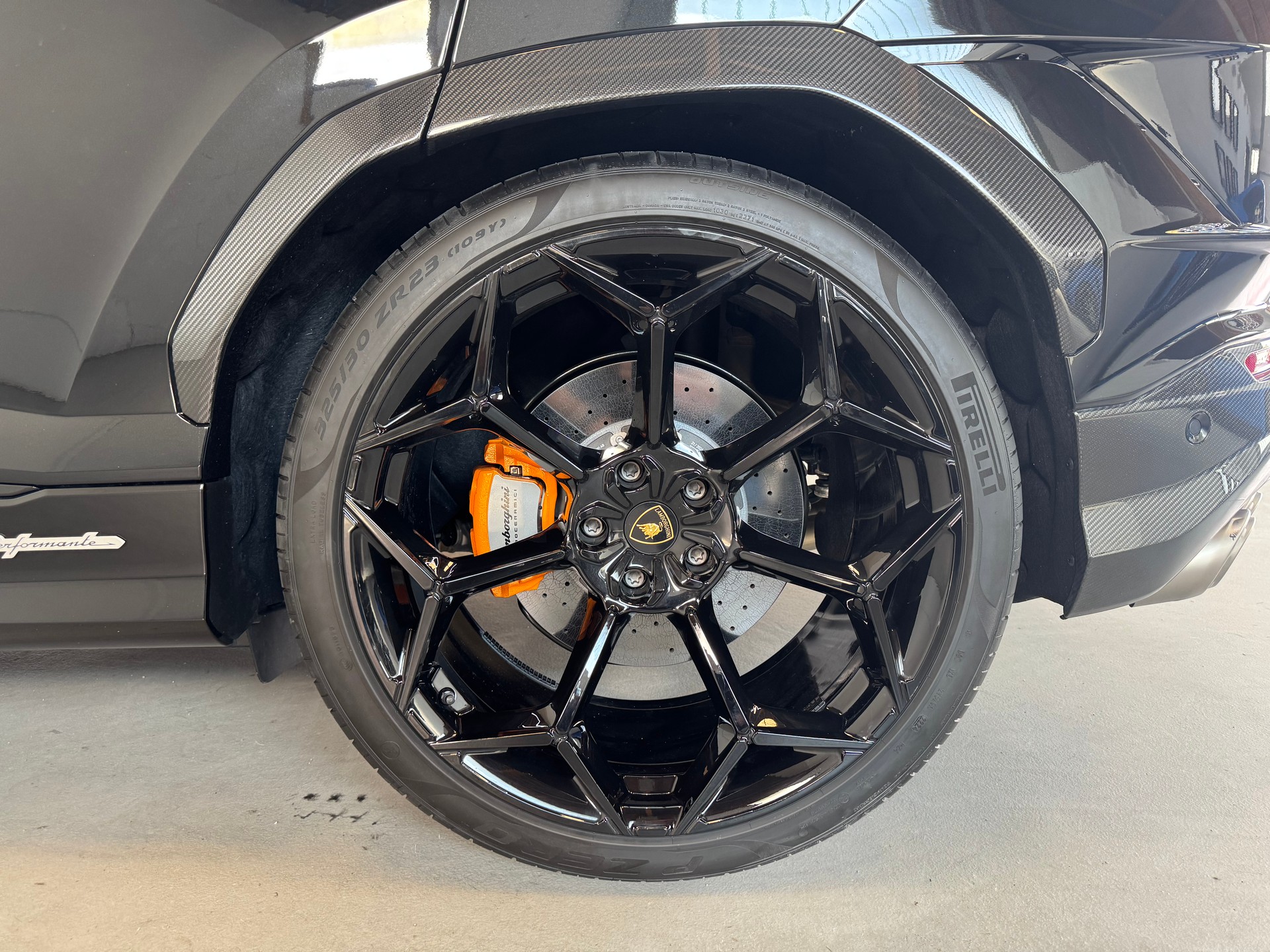 LAMBORGHINI Urus Performante | CH-Fahrzeug | Allblack-image-11