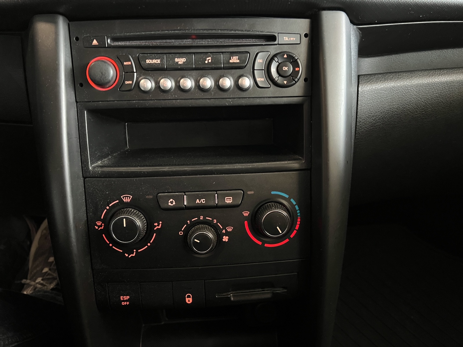 PEUGEOT 207 1.4 Urban-image-11