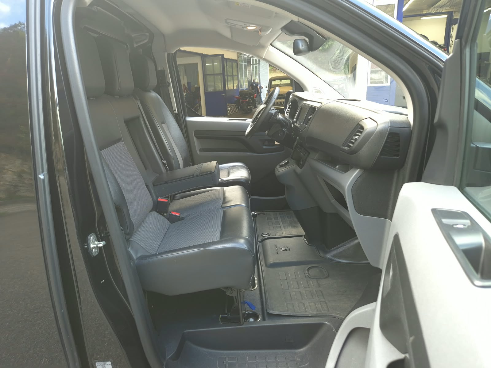 PEUGEOT Expert 2.0 BlueHDi 180 S&S Active Standard EAT6-image-22