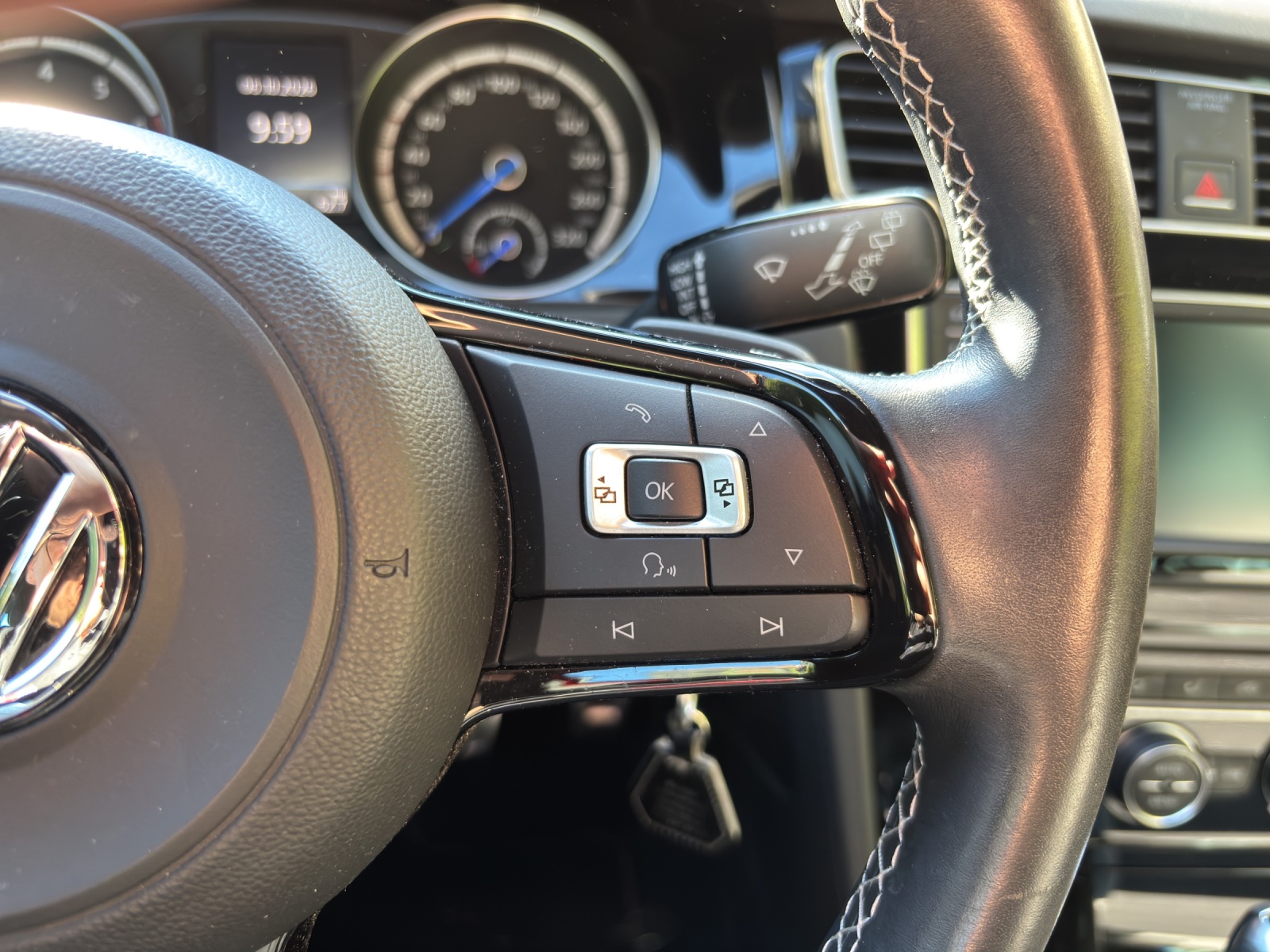 VW Golf 2.0 TSI R 4Motion DSG-image-12