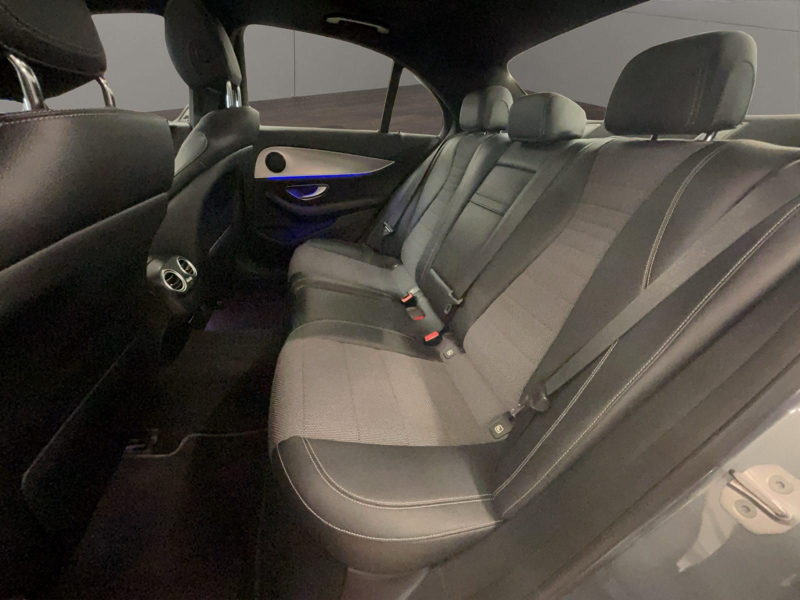 MERCEDES-BENZ E 200 4Matic 9G-Tronic-image-11