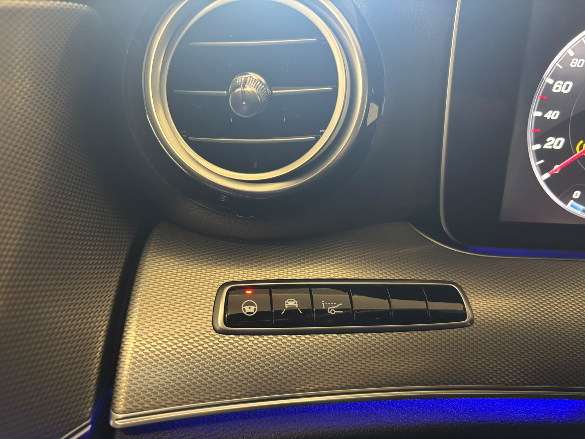 MERCEDES-BENZ E 200 4Matic 9G-Tronic-image-25