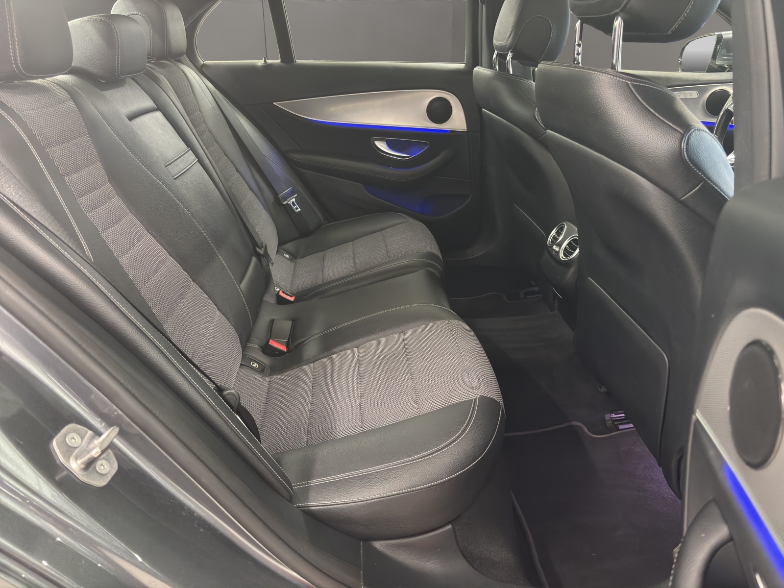 MERCEDES-BENZ E 200 4Matic 9G-Tronic-image-17