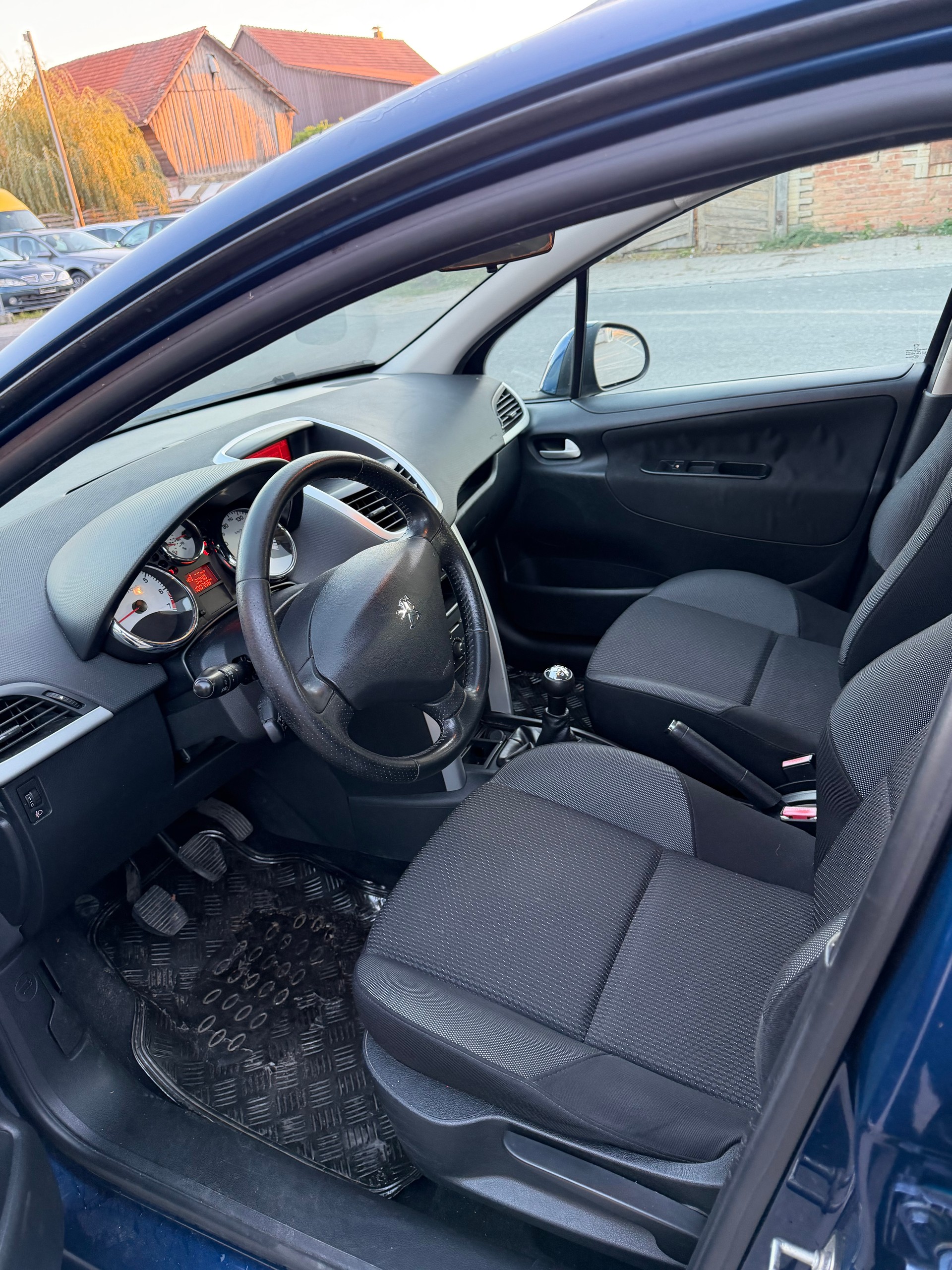 PEUGEOT 207 1.4 16V Millesim 200-image-7