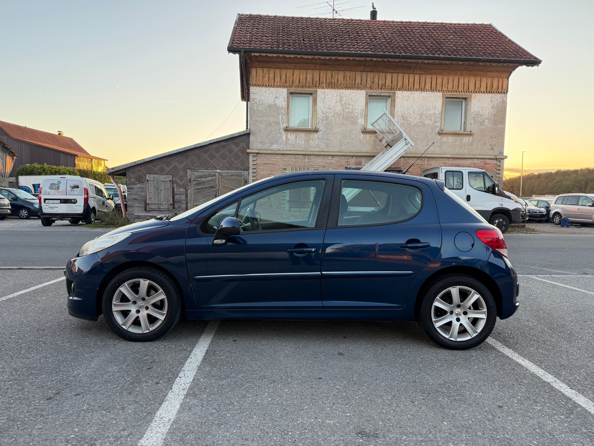 PEUGEOT 207 1.4 16V Millesim 200-image-2