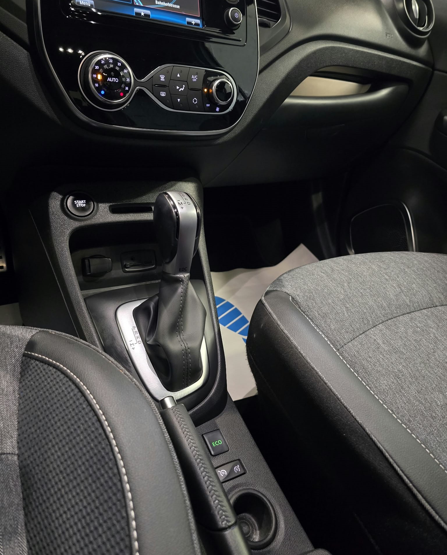 RENAULT Captur 1.2 T 16V 90th Anniversary EDC-image-16
