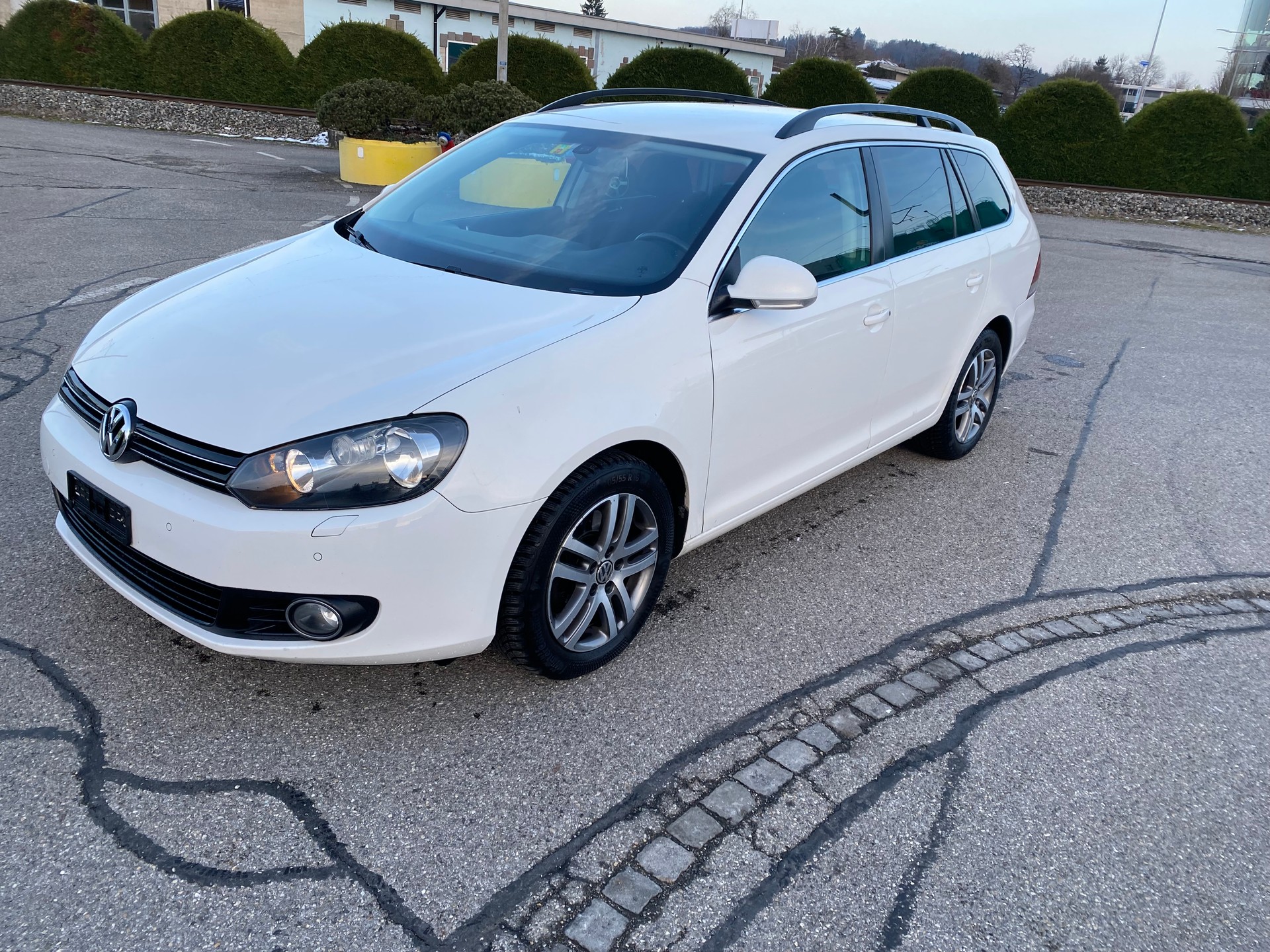 VW Golf Variant 1.6 TDI Comfortline 4Motion-image-2