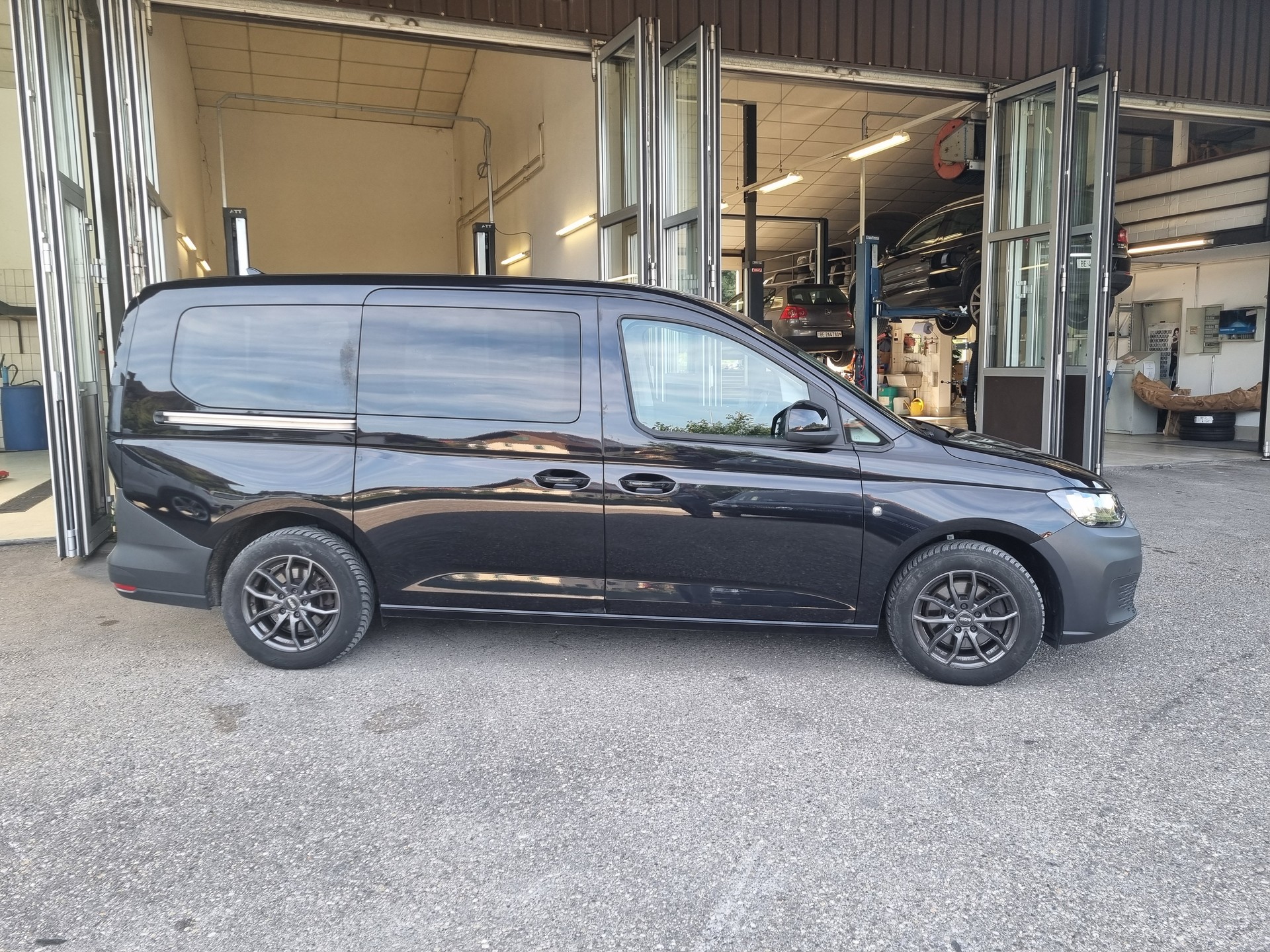 VW Caddy Maxi 2.0 TDI-image-2