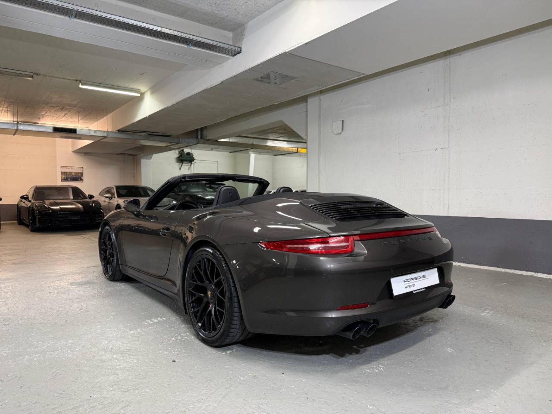PORSCHE 911 Carrera 4 GTS Cabriolet-image-2