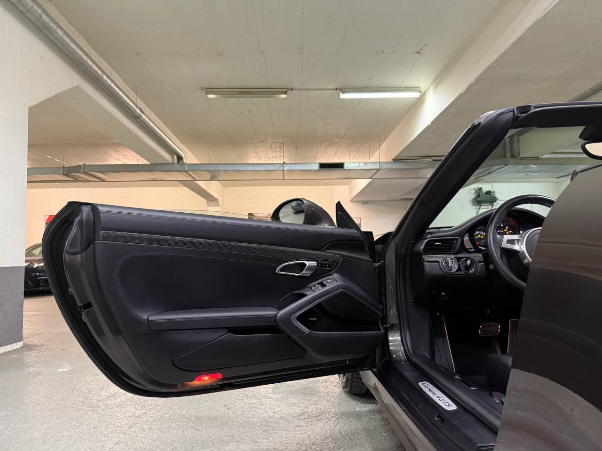 PORSCHE 911 Carrera 4 GTS Cabriolet-image-19