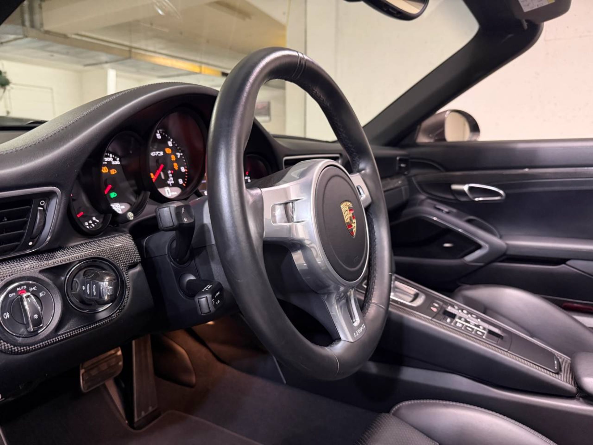 PORSCHE 911 Carrera 4 GTS Cabriolet-image-15