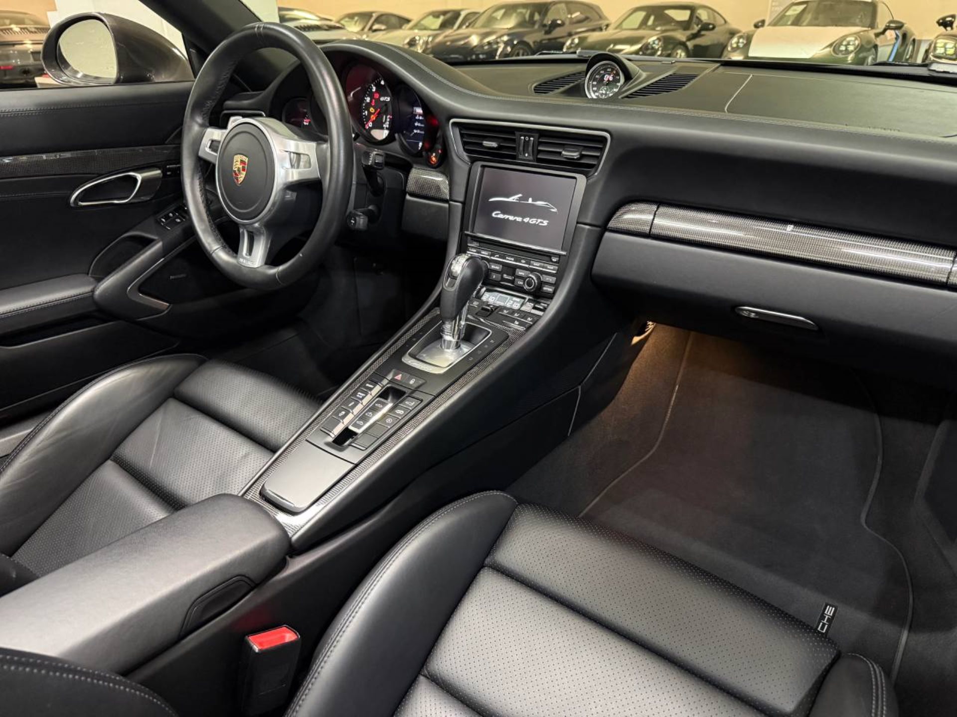 PORSCHE 911 Carrera 4 GTS Cabriolet-image-16