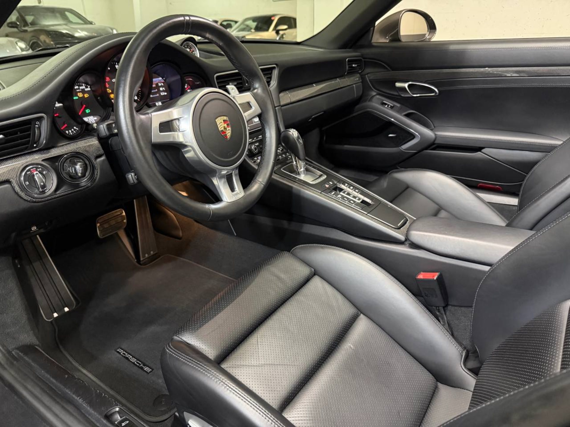 PORSCHE 911 Carrera 4 GTS Cabriolet-image-3