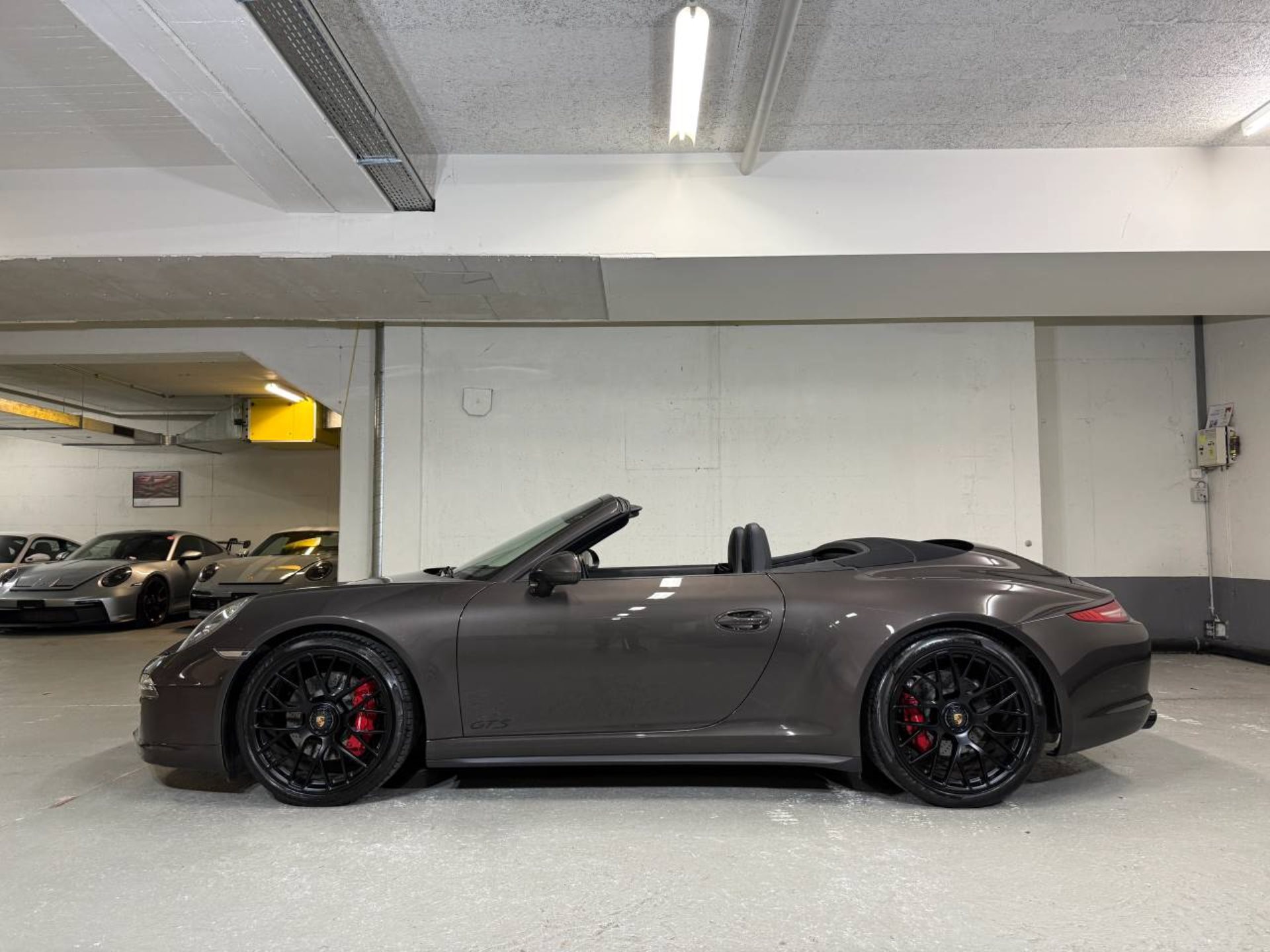 PORSCHE 911 Carrera 4 GTS Cabriolet-image-1