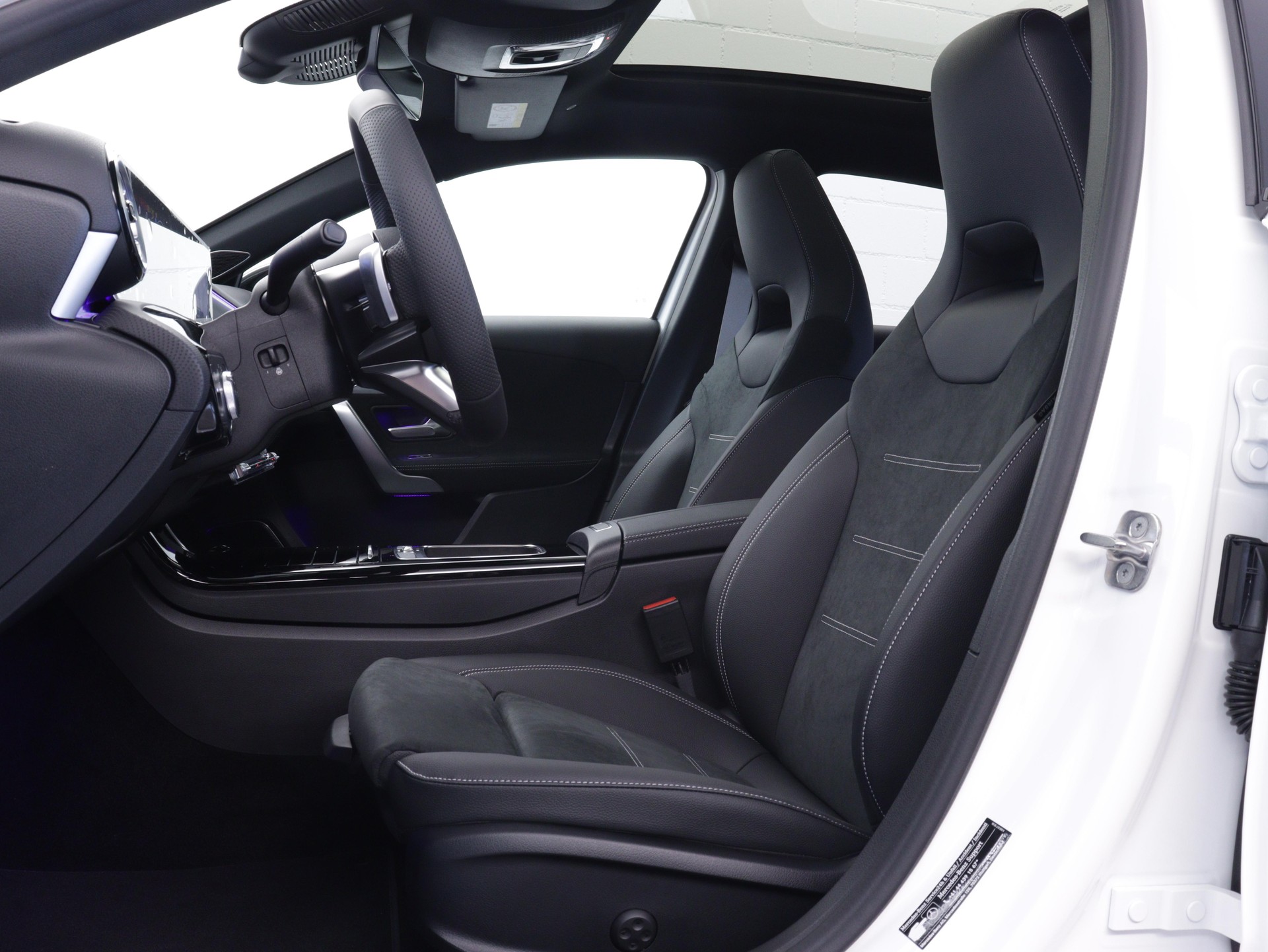 MERCEDES-BENZ A 200 Night Star AMG Line-image-8