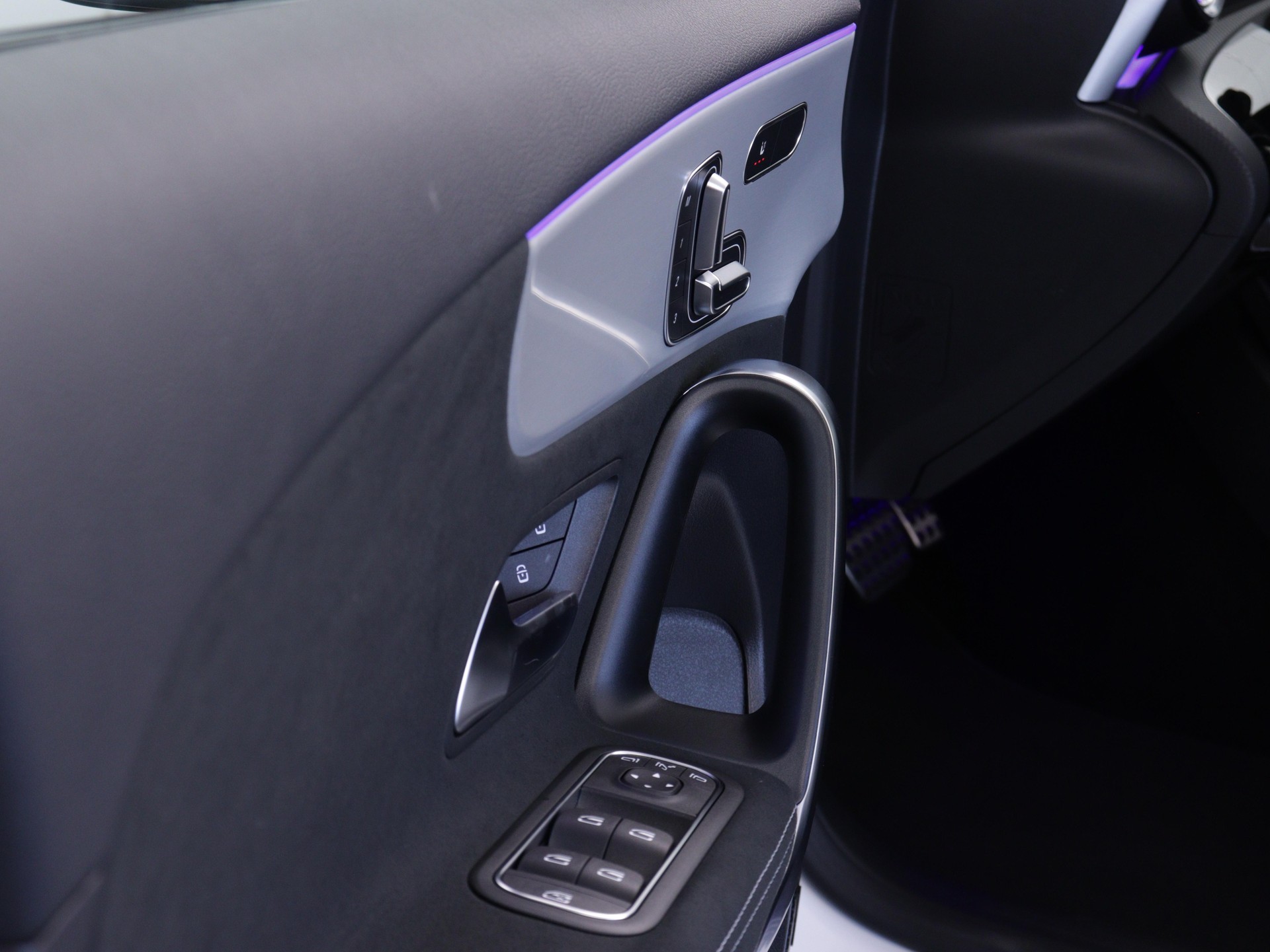 MERCEDES-BENZ A 200 Night Star AMG Line-image-9