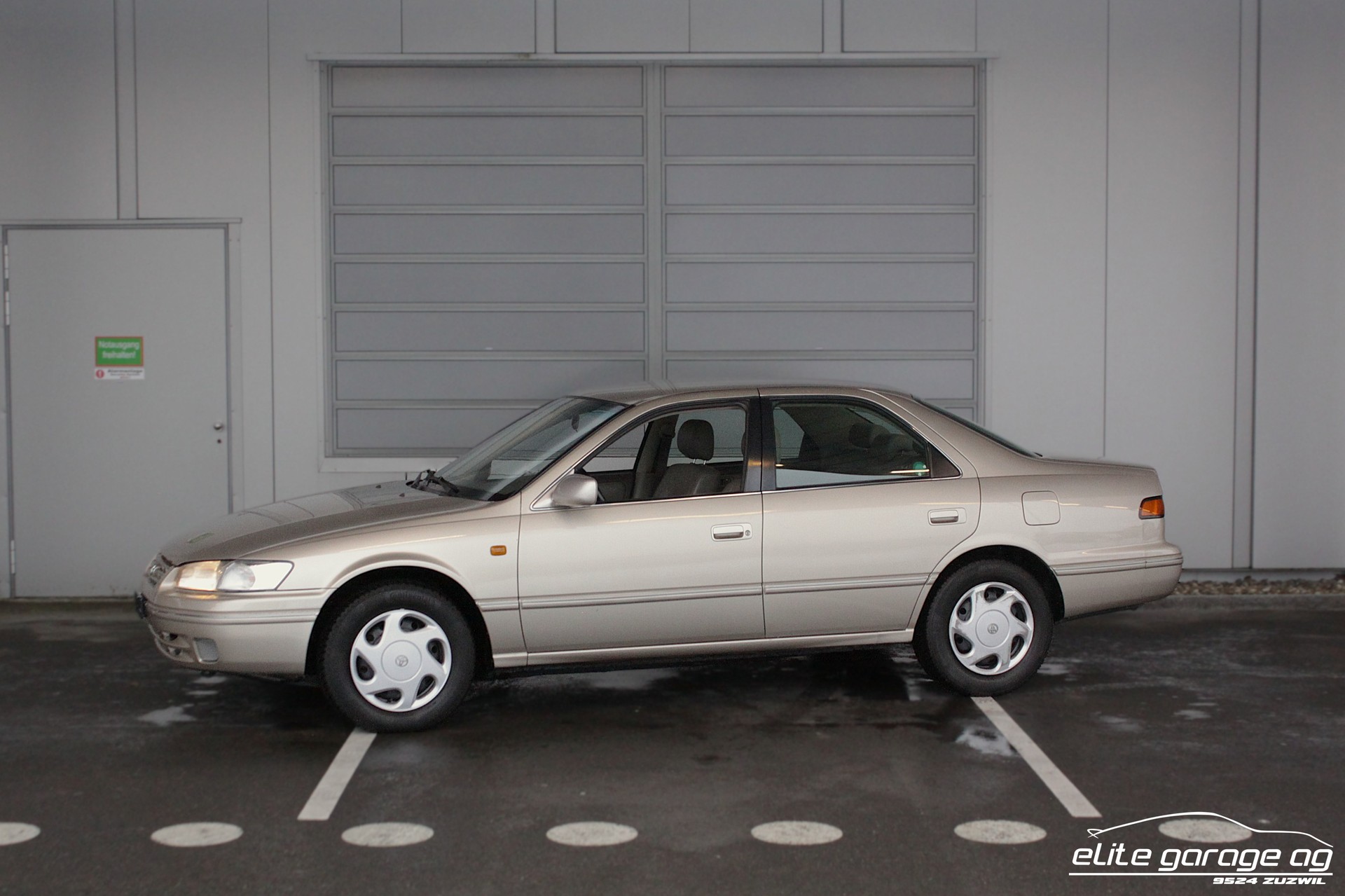 TOYOTA Camry 3.0 V6