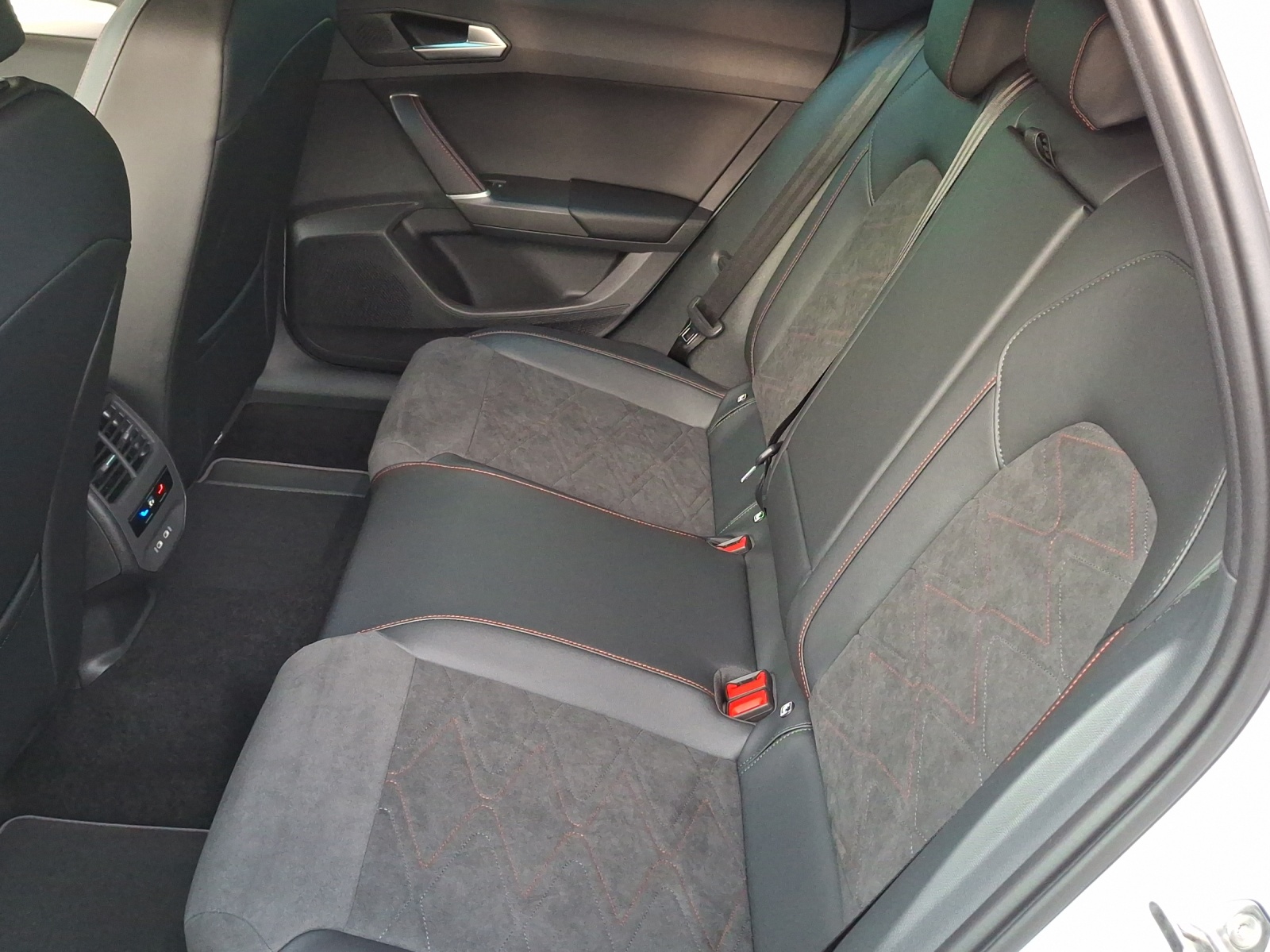SEAT Leon 1.5 eHybrid pHEV DSG FR-image-11