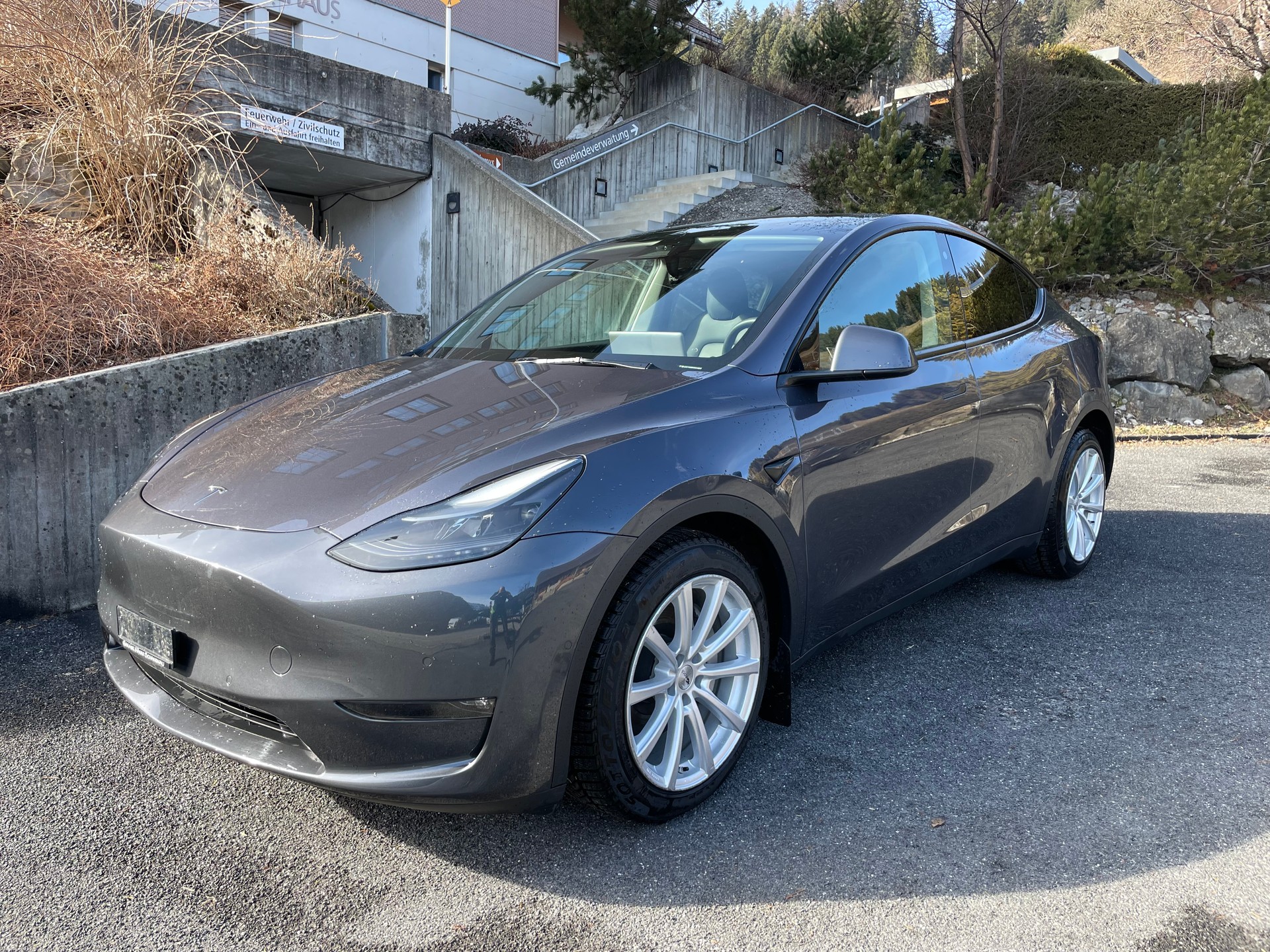 TESLA Model Y Long Range-image-1