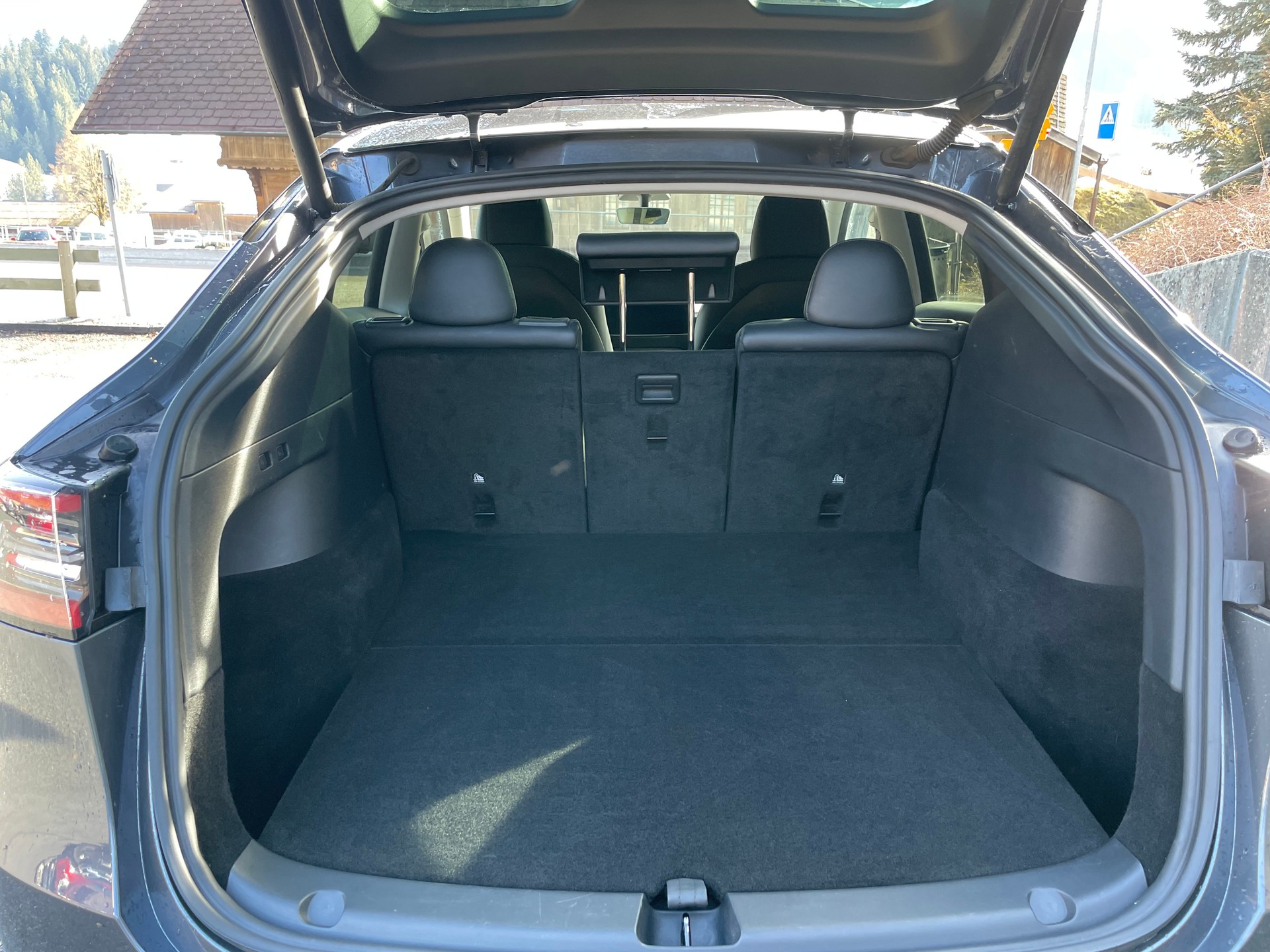 TESLA Model Y Long Range-image-8