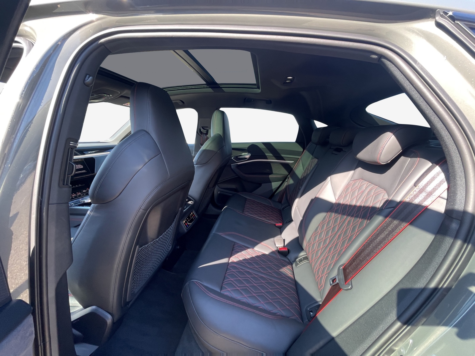 AUDI Q8 Sportback 55 e-tron Black Edition quattro-image-12