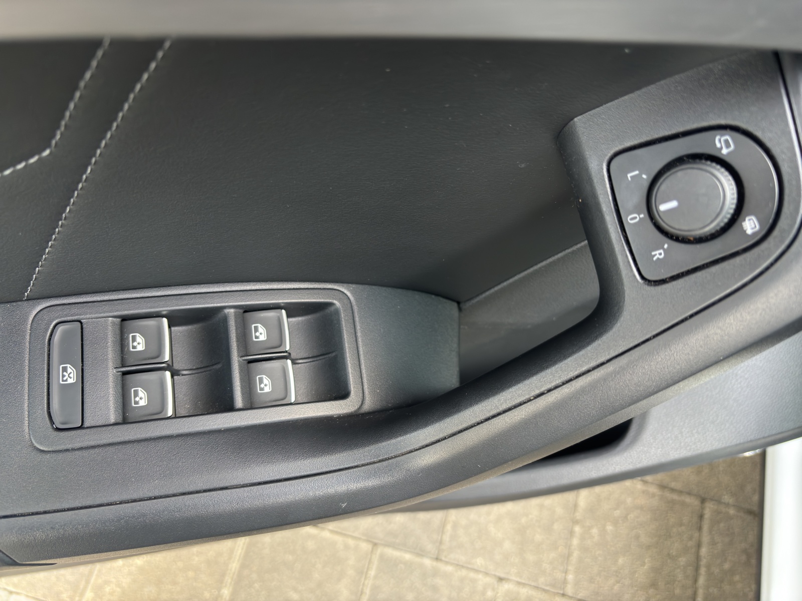 SEAT Ateca 2.0 TSI FR 4Drive DSG mit AHK, Panorama-Schiebe-/Ausstelldach & 360° Kamera-image-31