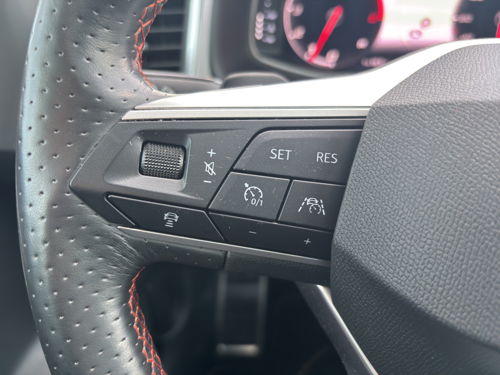 SEAT Ateca 2.0 TSI FR 4Drive DSG mit AHK, Panorama-Schiebe-/Ausstelldach & 360° Kamera-image-14