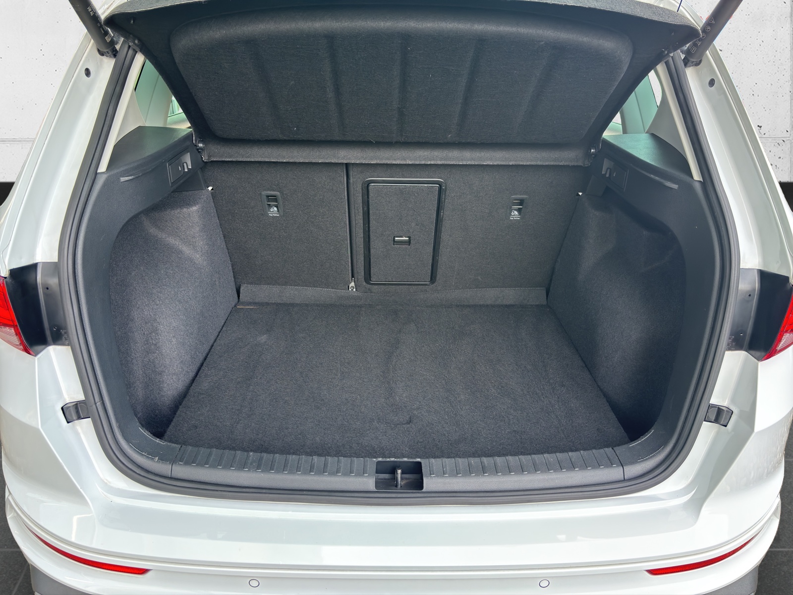 SEAT Ateca 2.0 TSI FR 4Drive DSG mit AHK, Panorama-Schiebe-/Ausstelldach & 360° Kamera-image-7