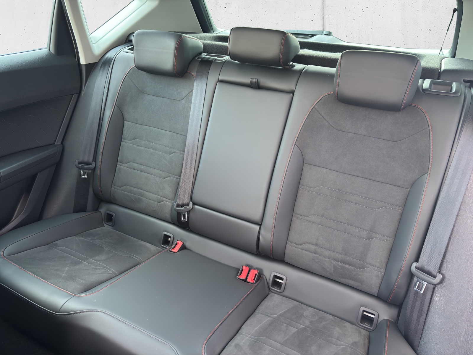 SEAT Ateca 2.0 TSI FR 4Drive DSG mit AHK, Panorama-Schiebe-/Ausstelldach & 360° Kamera-image-30