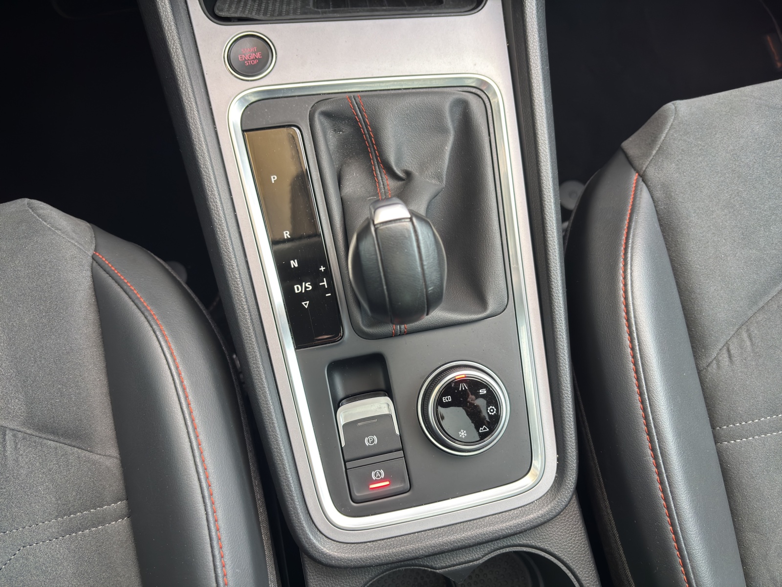 SEAT Ateca 2.0 TSI FR 4Drive DSG mit AHK, Panorama-Schiebe-/Ausstelldach & 360° Kamera-image-18